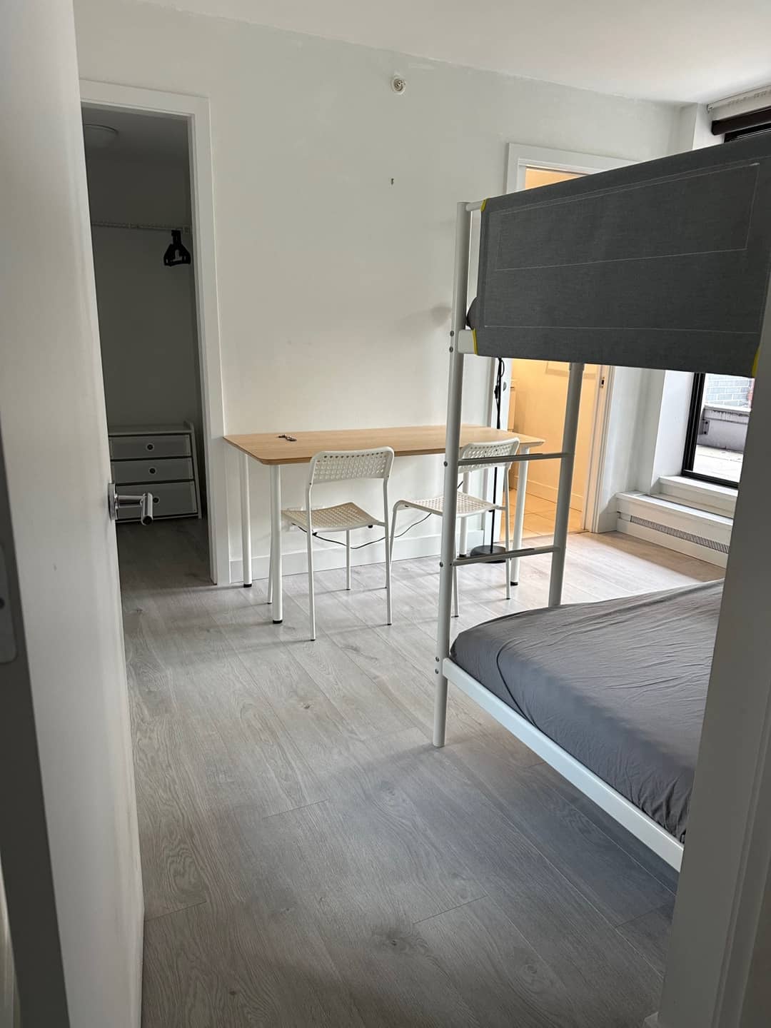 다운타운 여성전용 즉시입주 가능 1600 마스터/거실 구합니다 겨울할인 썸네일