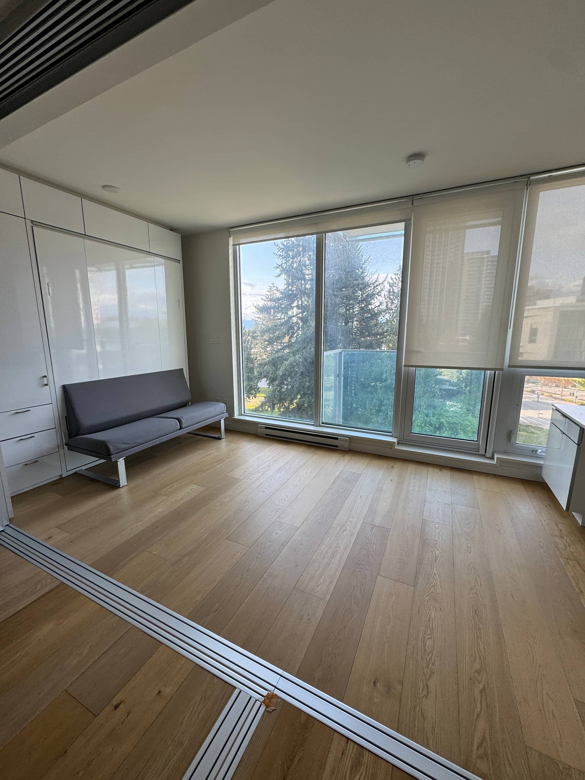 써리 센트럴역 도보 3분거리 원베드 콘도 전체렌트 $1600/month 즉시입주가능 썸네일