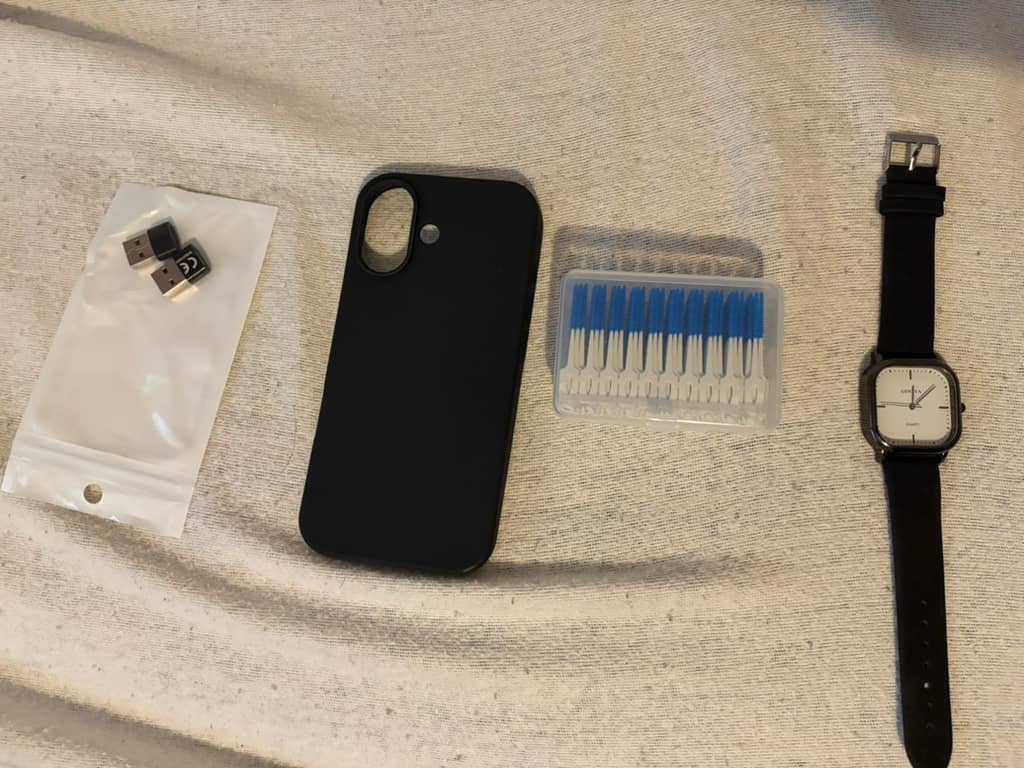바퀴달린 책상, 노트북용 8기가 램, 손목시계, USB C to A 어댑터, 아이폰 17 기본형 케이스, 치간칫솔 팝니다 썸네일