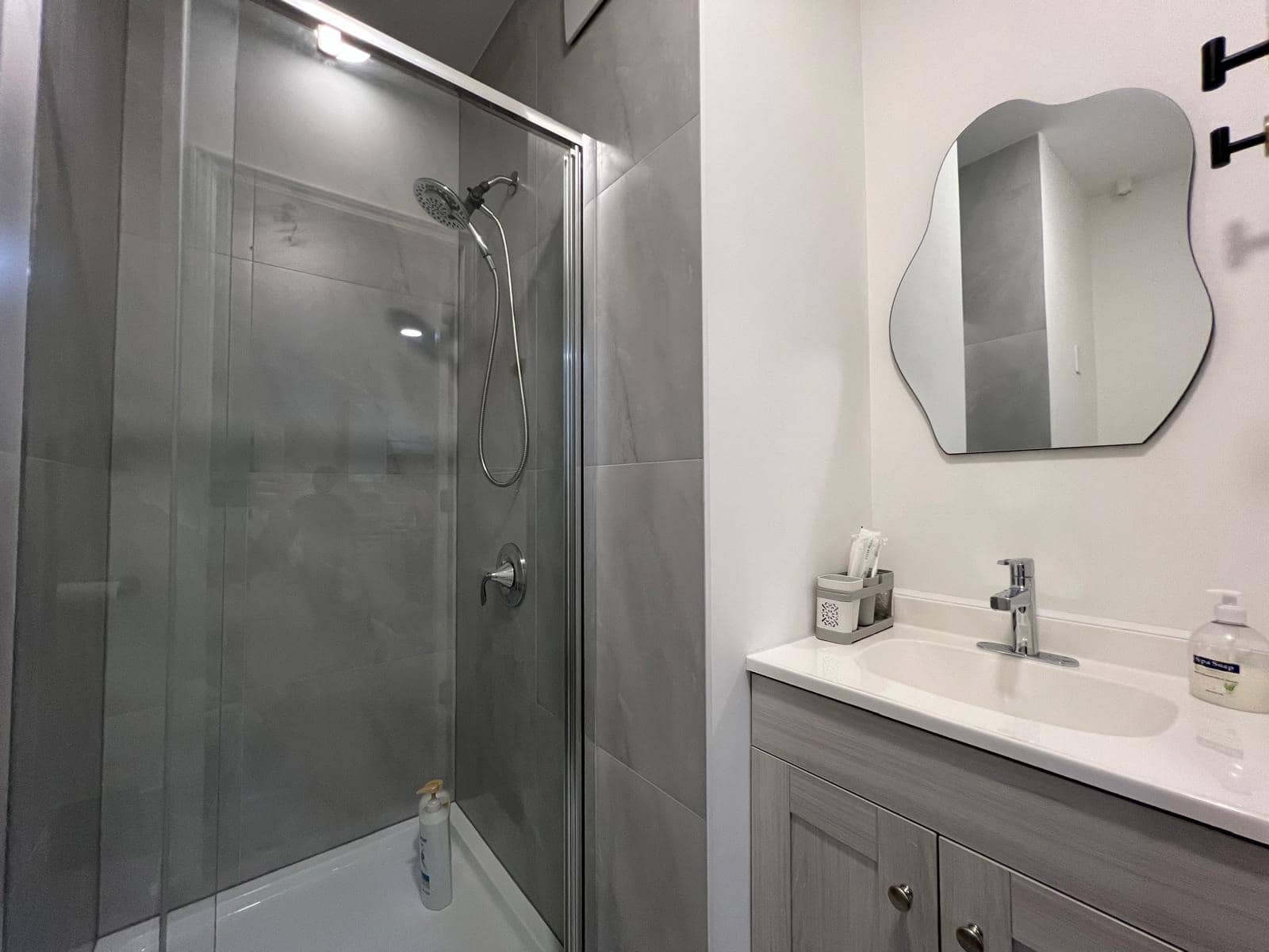 Furnished Room in Richmond – Non-Smoking Female, Weekly Cleaning Service B 썸네일