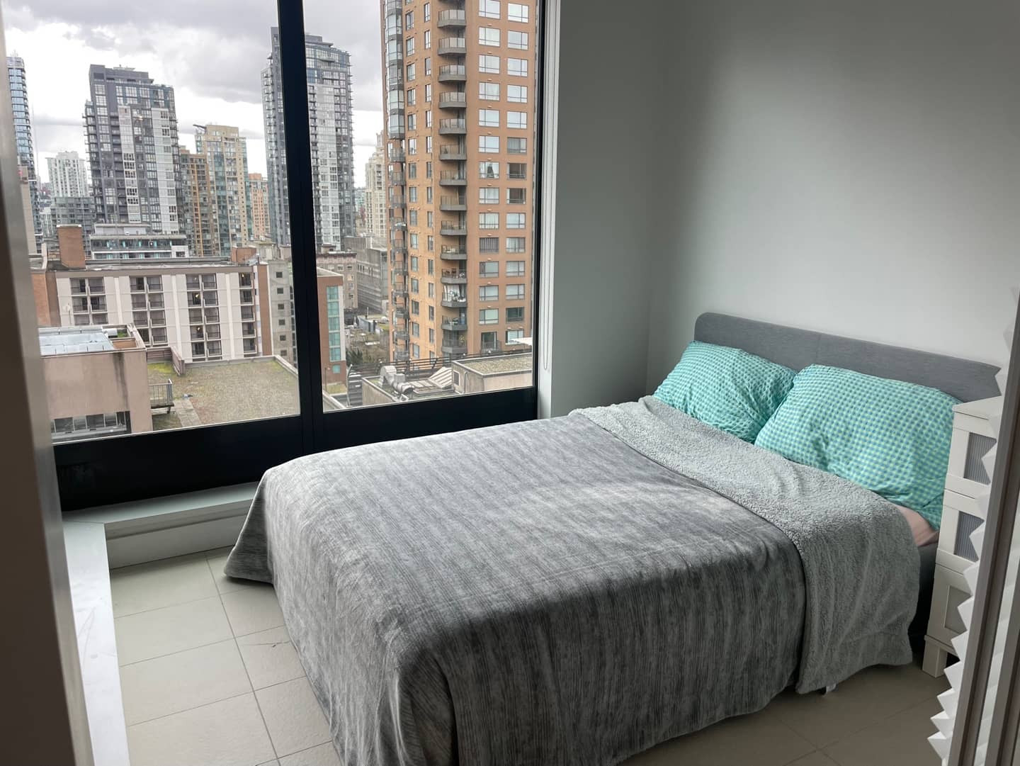 다운타운 중심 ＜1133 Hornby st＞ 여성전용 ＜써드룸＞ 같이 사실 룸메 구해요! 썸네일