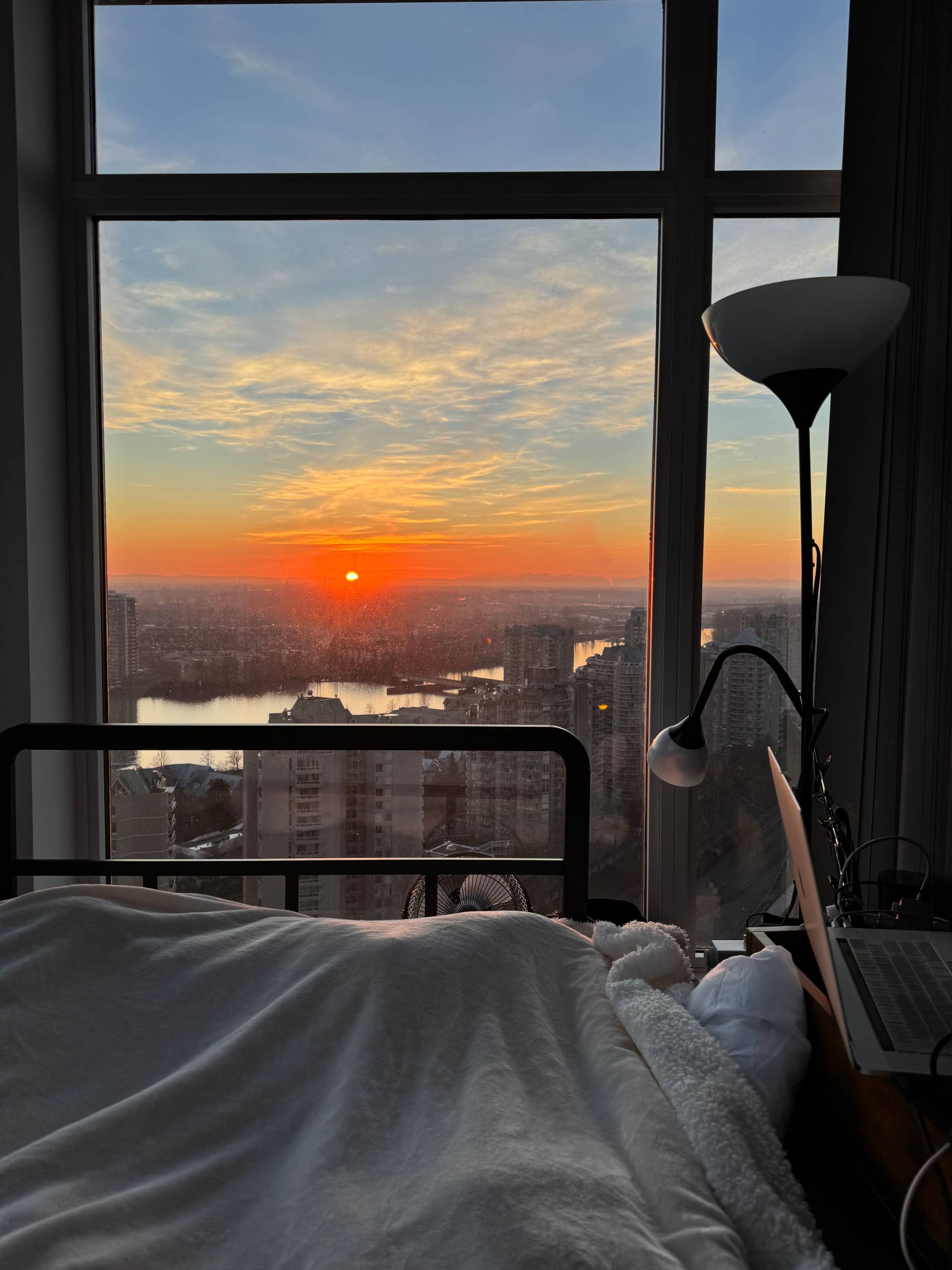 🏠 12월 1일 / 뉴웨스트역 도보3분거리 콘도 거실 렌트 $850 썸네일