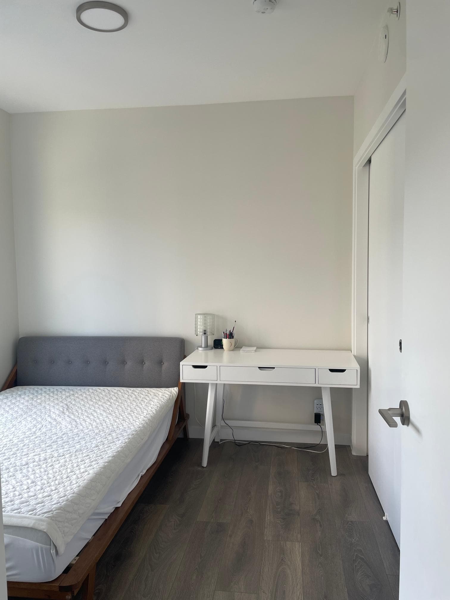 포트무디 조용하고 깨끗한 콘도 1인 전용 룸 렌트 (개인 욕실 + 가구완비 + 역세권) 썸네일