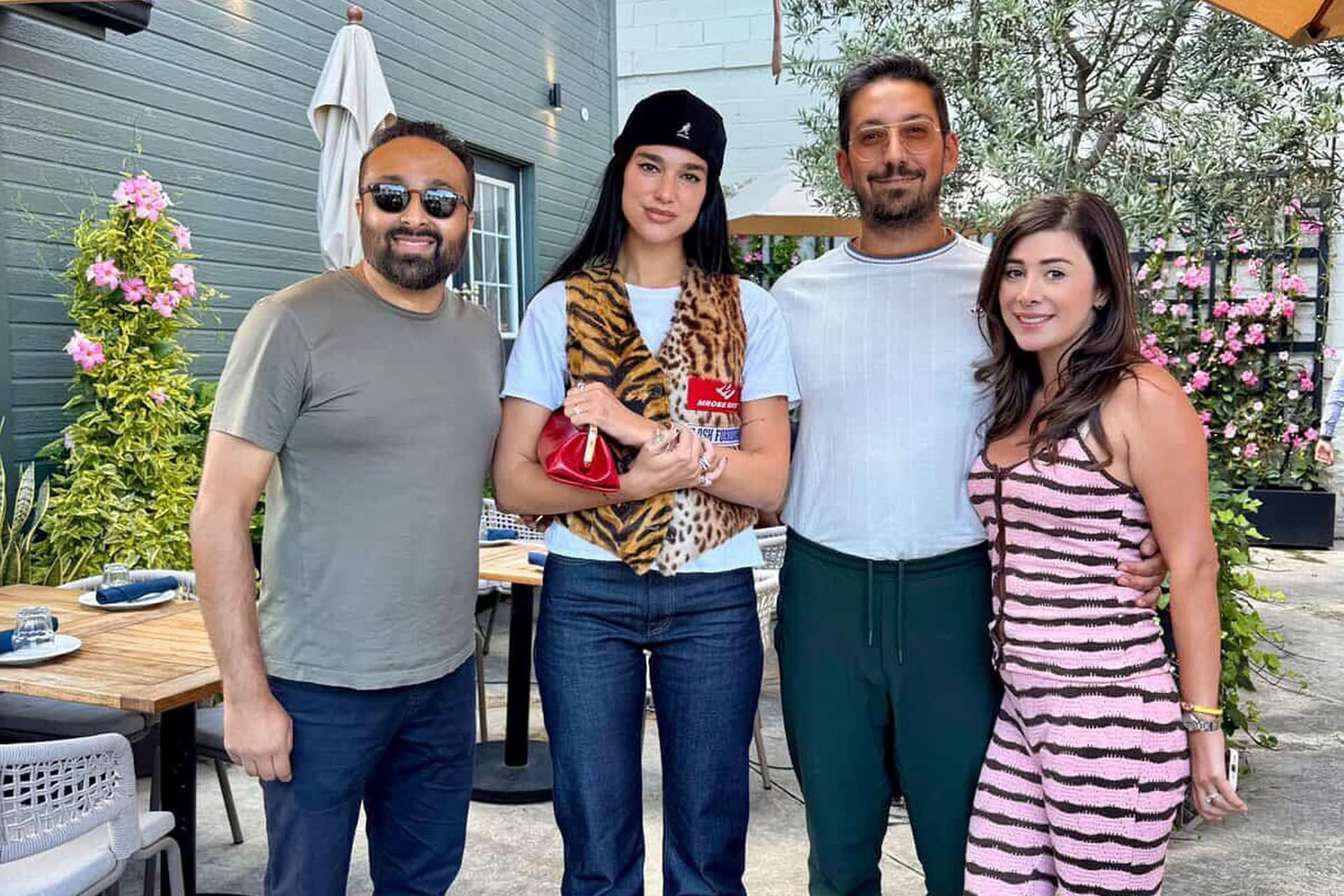 Dua Lipa, 토론토 투어 중 온타리오 레스토랑에서 깜짝 점심 방문!-이미지