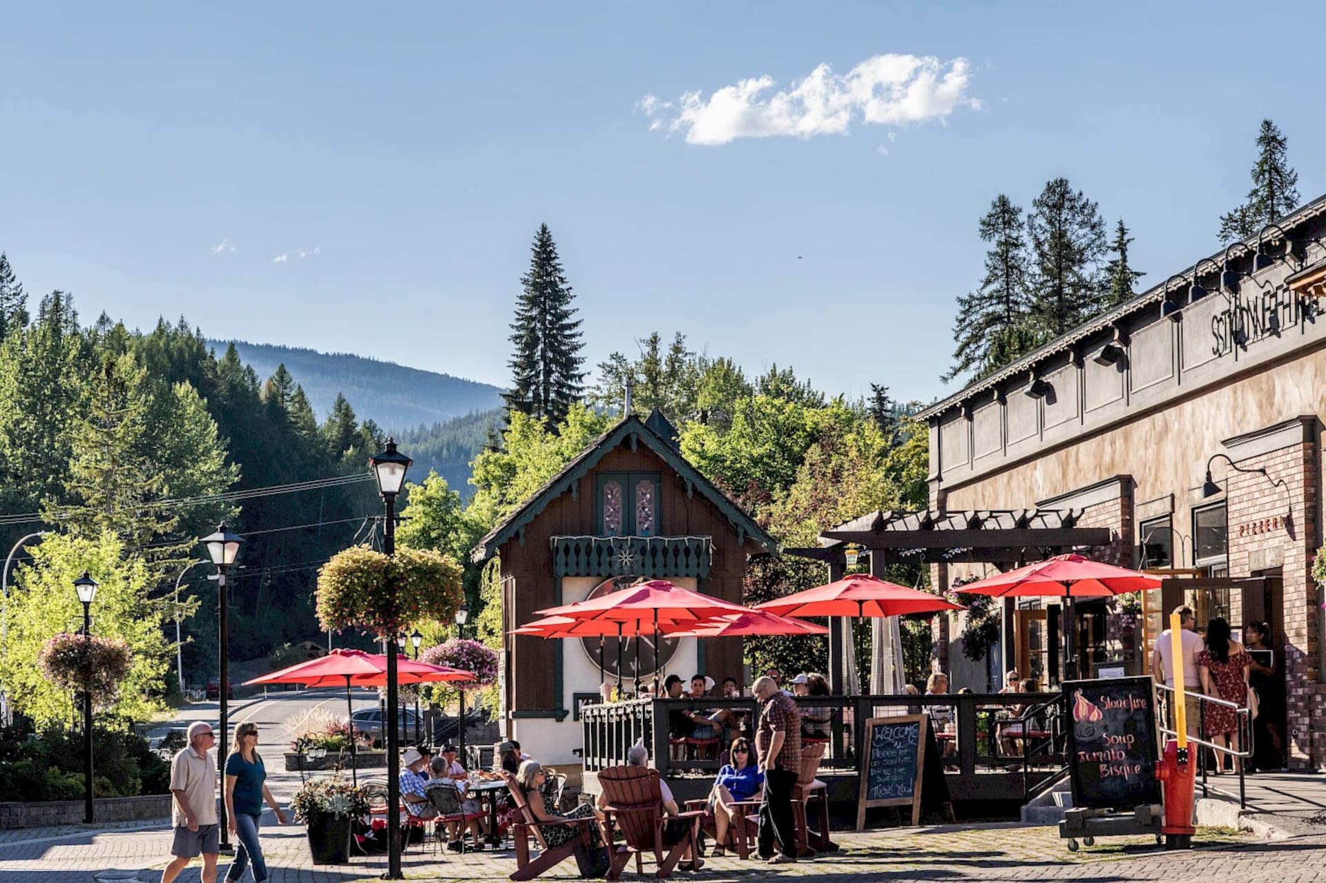 캐나다 로키의 숨은 보석! B.C.의 두 마을이 최고의 다운타운으로 선정되다-이미지