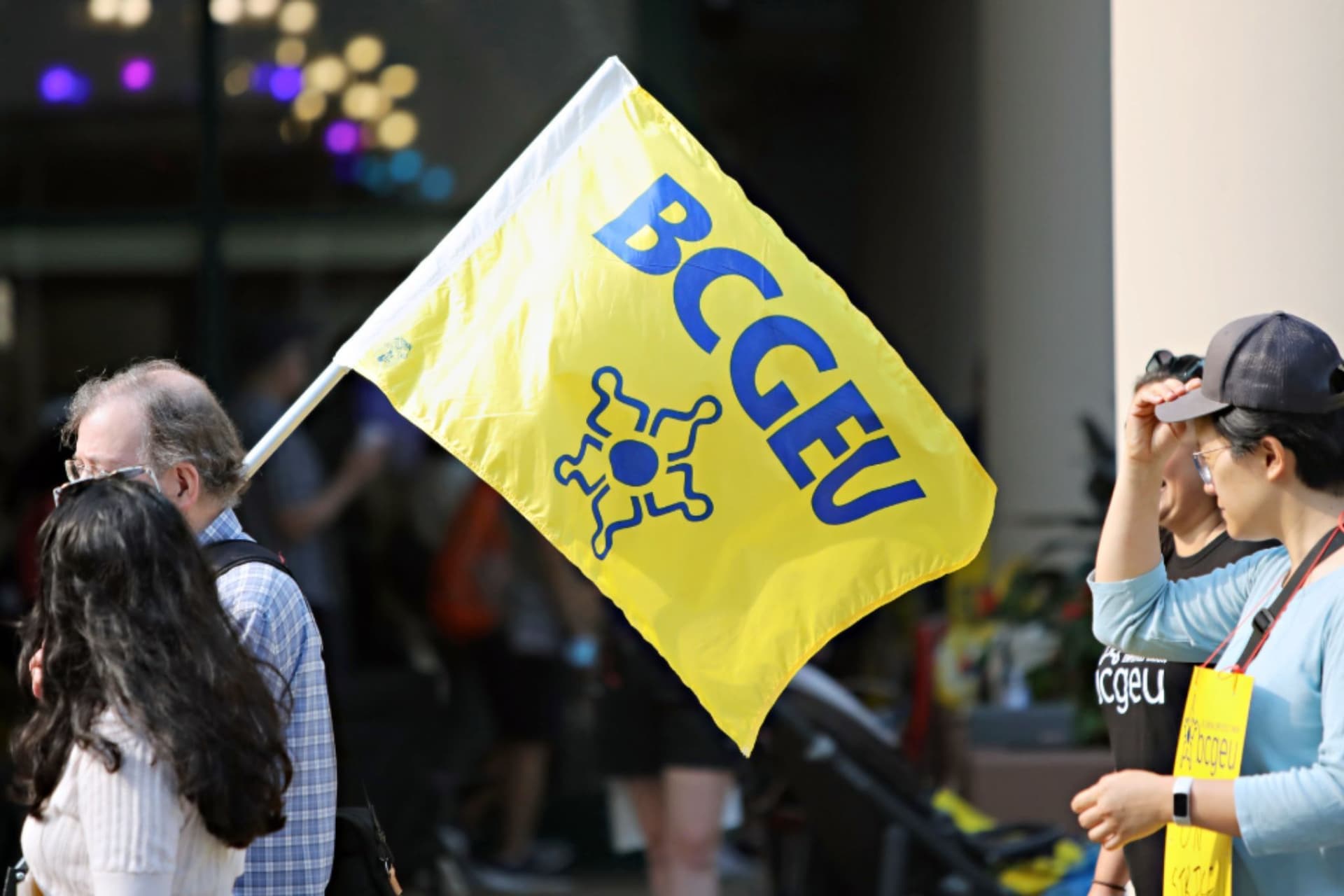 BCGEU 파업 확대, 주류·대마 창고까지 영향…식당·바 '급속' 공급 차질 우려-이미지