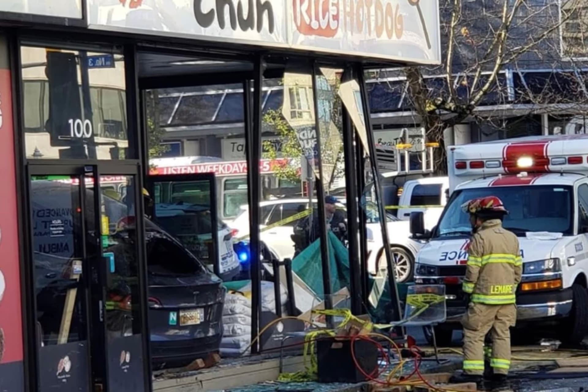 Tesla 충돌 사고로 문 닫았던 Richmond 식당, 이제는 중동 음식점으로 재탄생-이미지