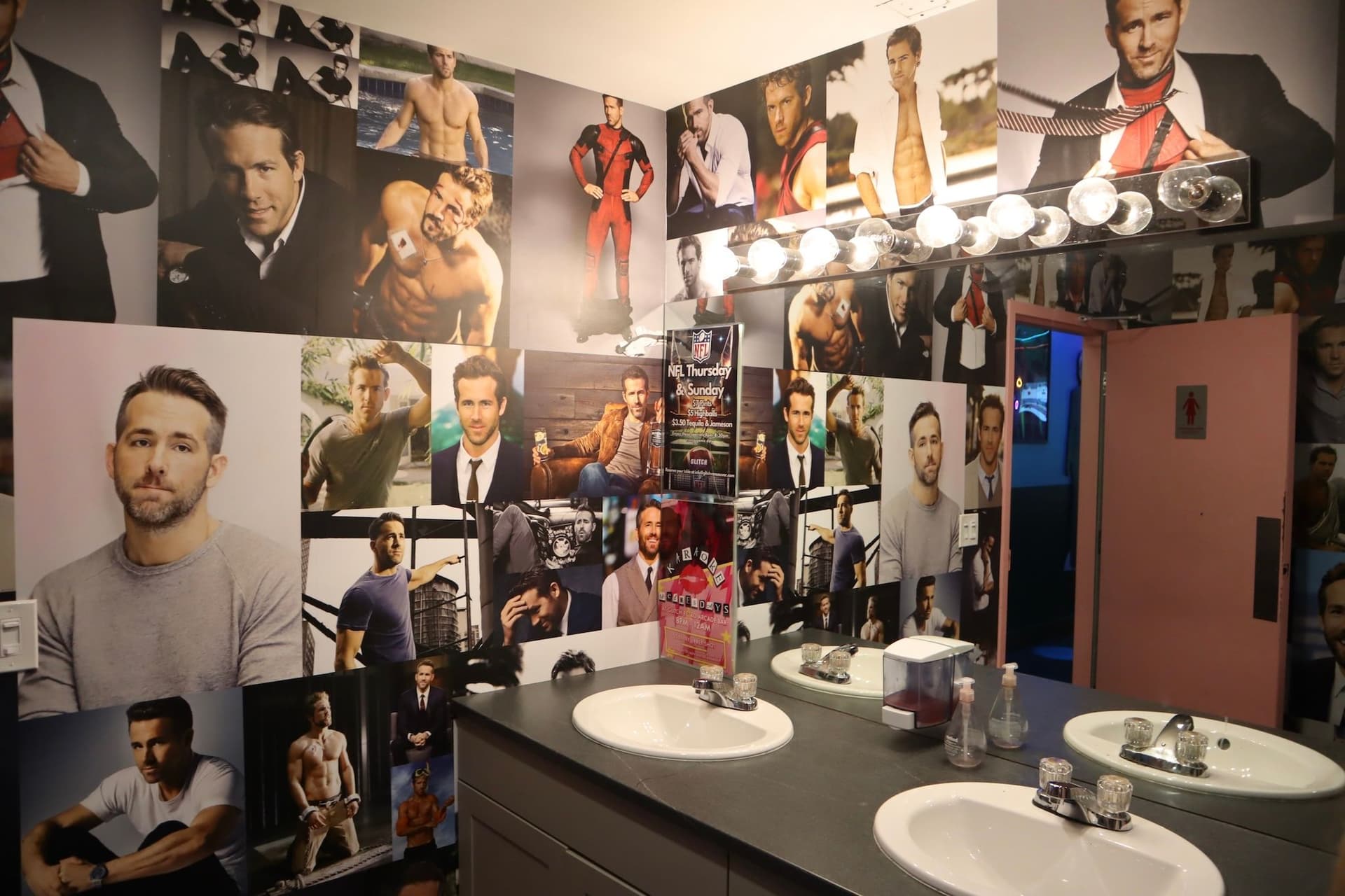 밴쿠버의 인기 비디오 게임 바, Ryan Reynolds 화장실로 유명한 Glitch가 돌아온다!-이미지