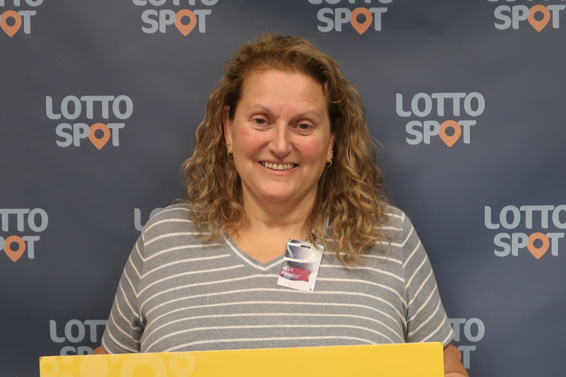 캘거리 여성, 평범한 쇼핑 중에 백만 달러 복권 당첨!-이미지