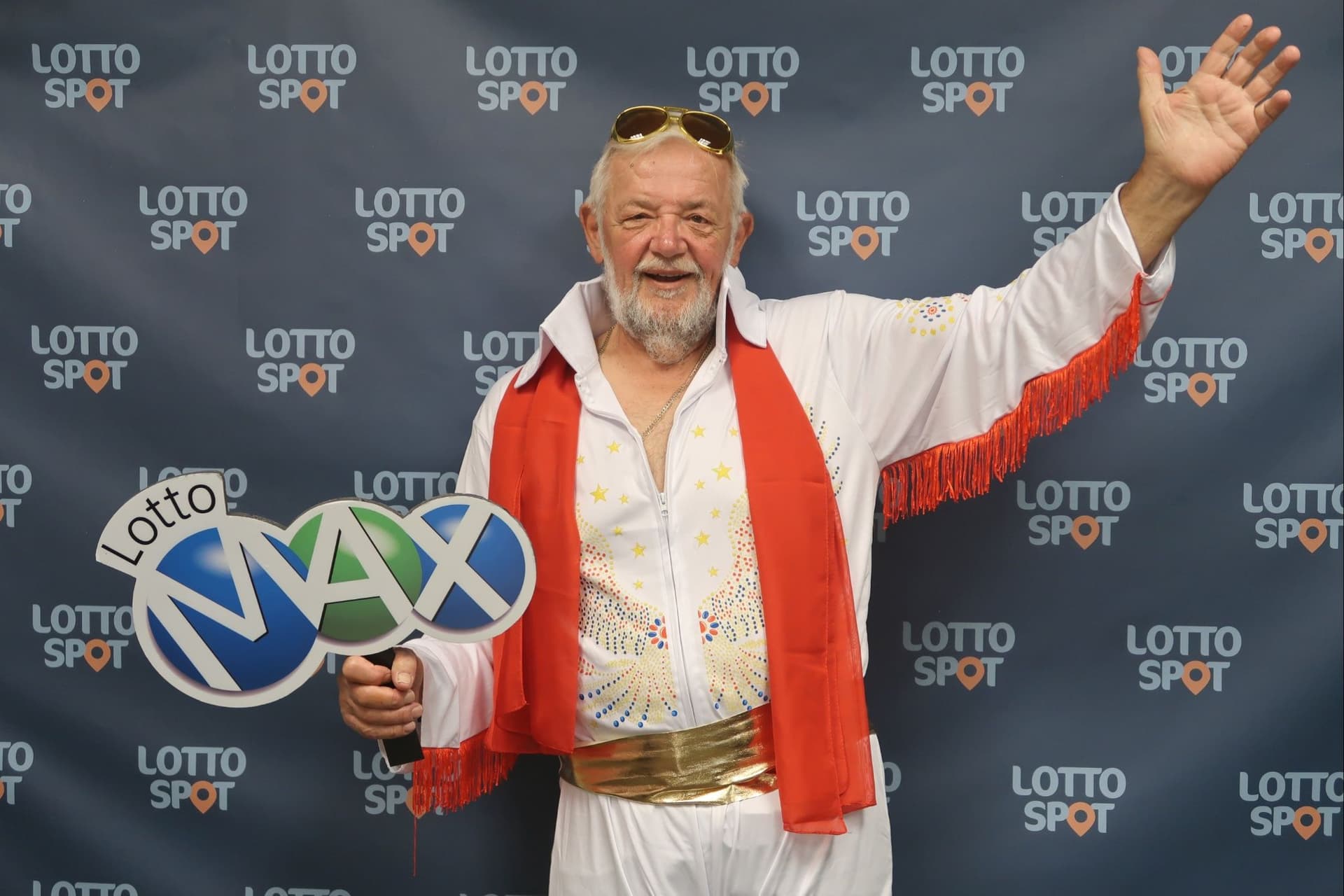 백만 달러 당첨된 캐나다 남성, 엘비스 복장으로 상금 수령하며 화제-이미지