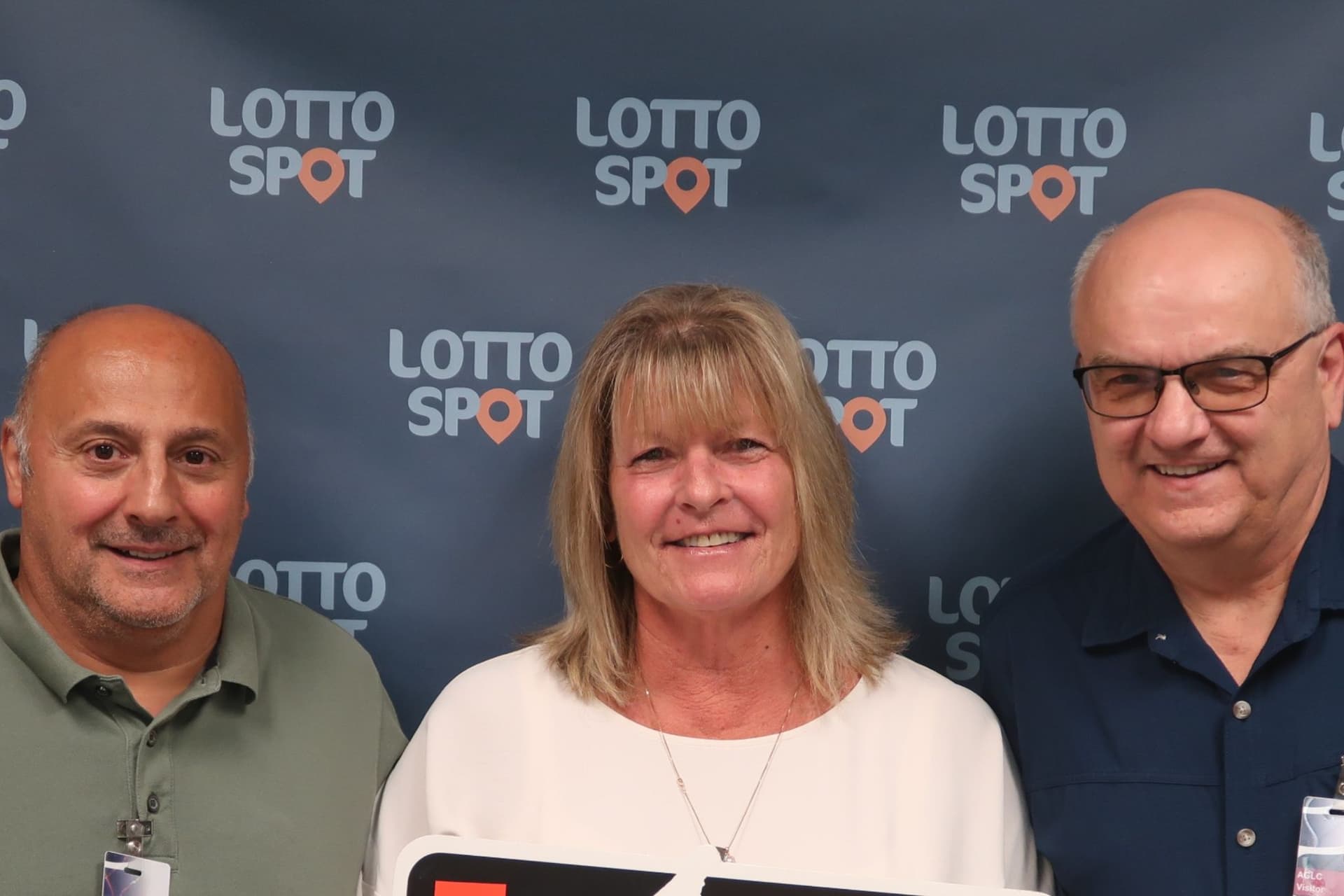 앨버타 친구 셋, 함께 산 복권으로 '상상도 못한' 25만 달러 대박 터뜨려!-이미지