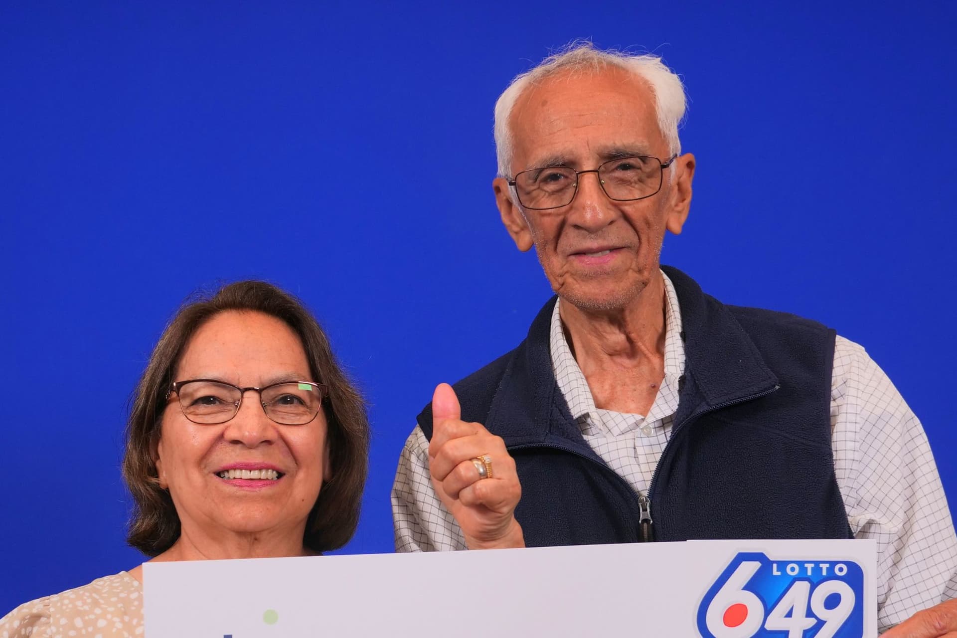 딸의 깜짝 선물, 캐나다 부모님에 5천만 원 넘는 복권 당첨 행운 안겨-이미지