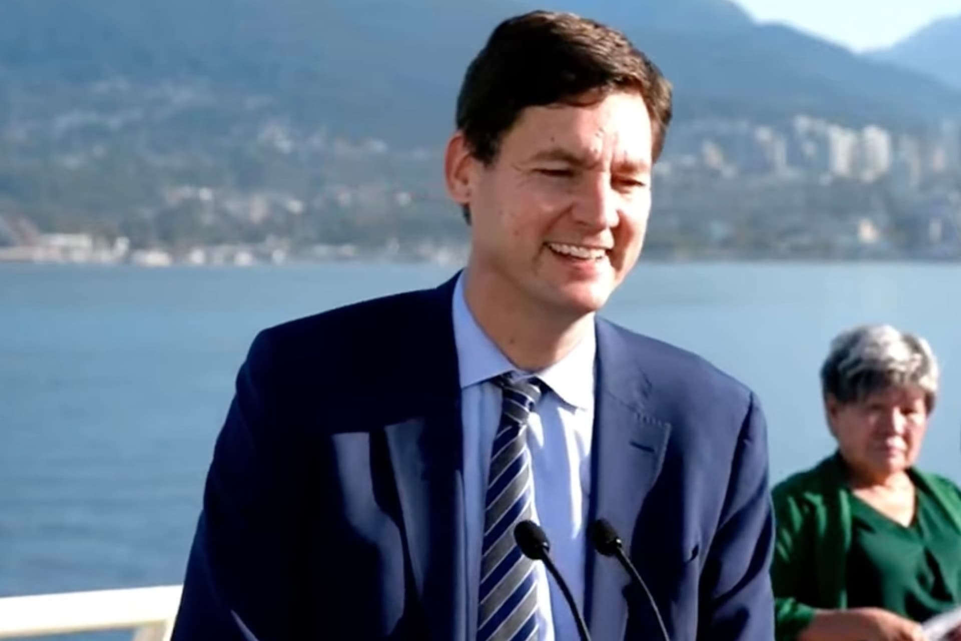 밴쿠버 코미디언 고용 논란, David Eby 주총리 '웃음으로' 일축-이미지