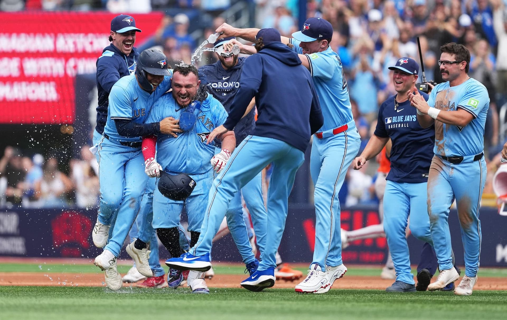 Toronto Blue Jays, 금요일 밤 플레이오프 진출 가능성에 팬들 주목!-이미지