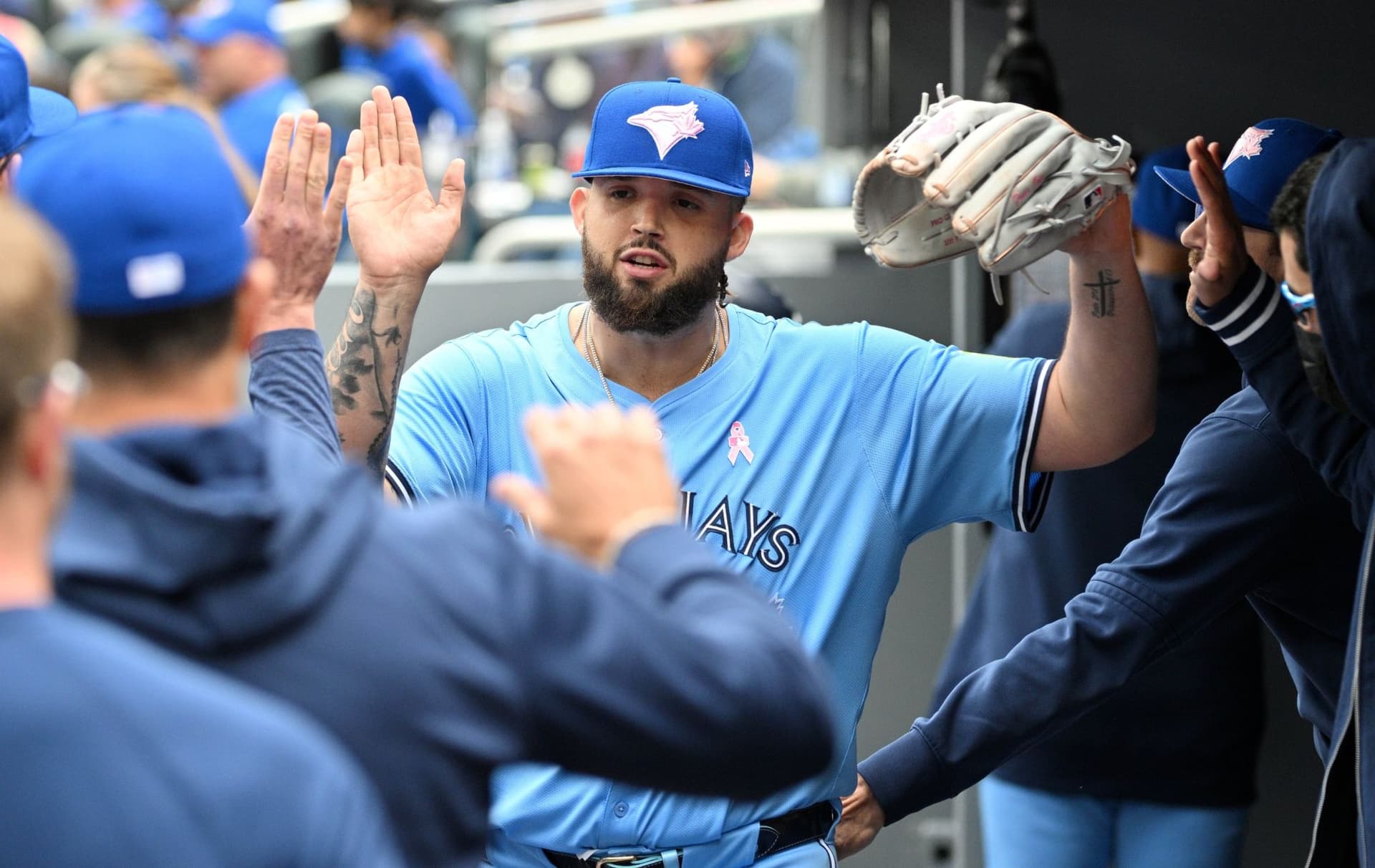 https://display.dailyhive.com/uploads/2025/09/blue-jays-manoah-5.jpg