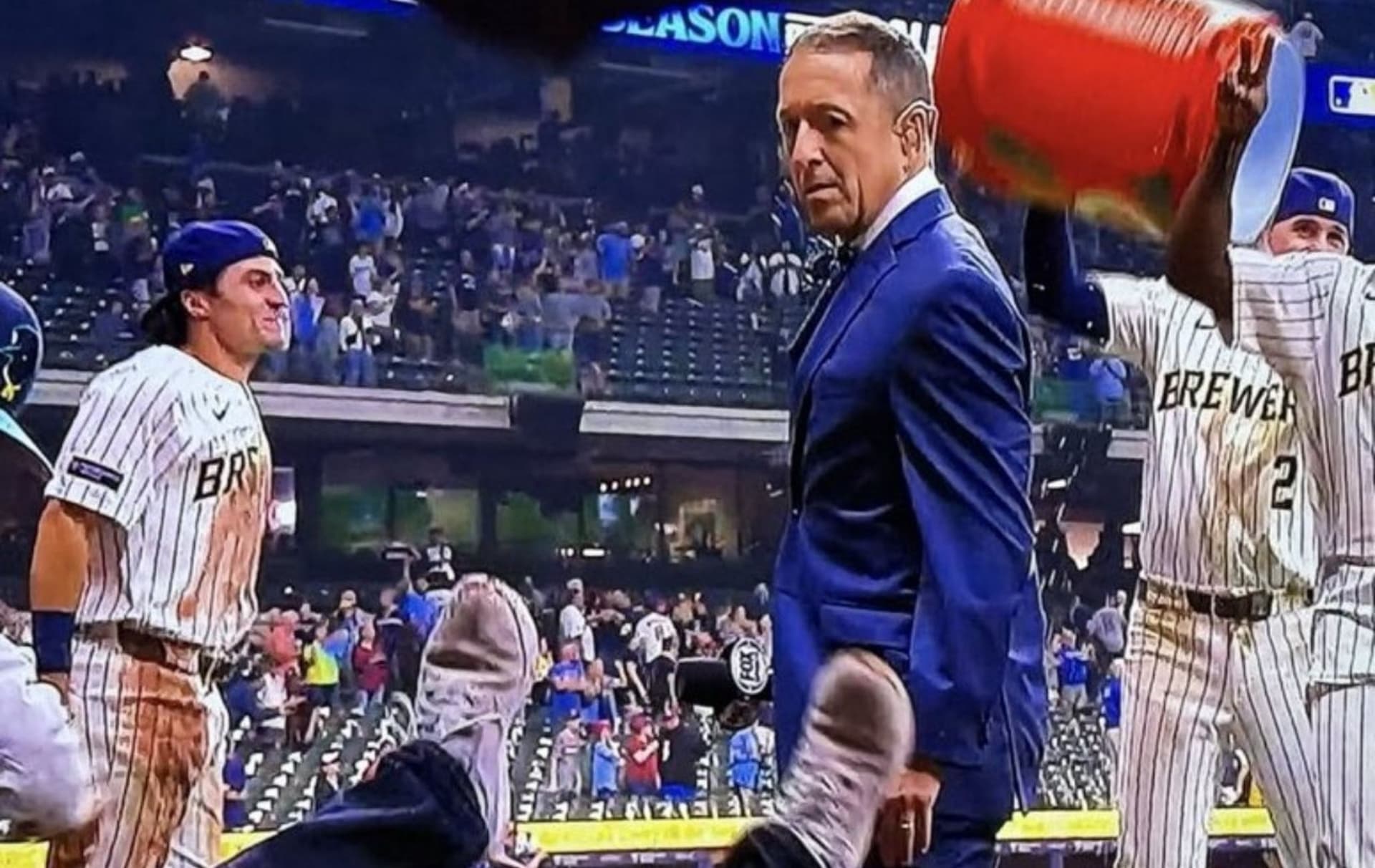 MLB 기자, 카메라맨 넘어뜨리고 '더러운 눈빛'? 논란 속 진실 공개-이미지