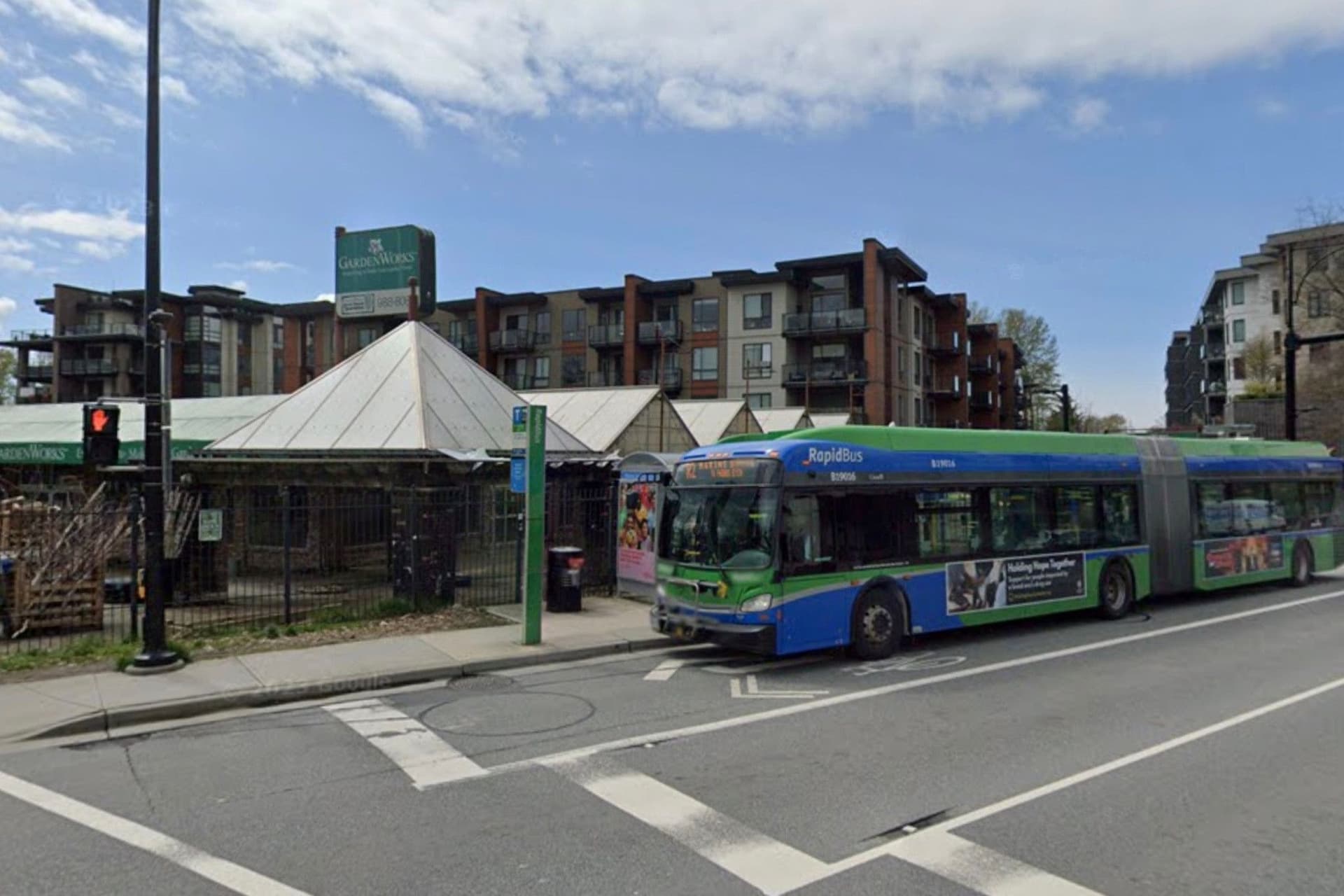 밴쿠버 북부 버스 정류장에서 무차별 폭행 사건 발생, 용의자 수색 중-이미지