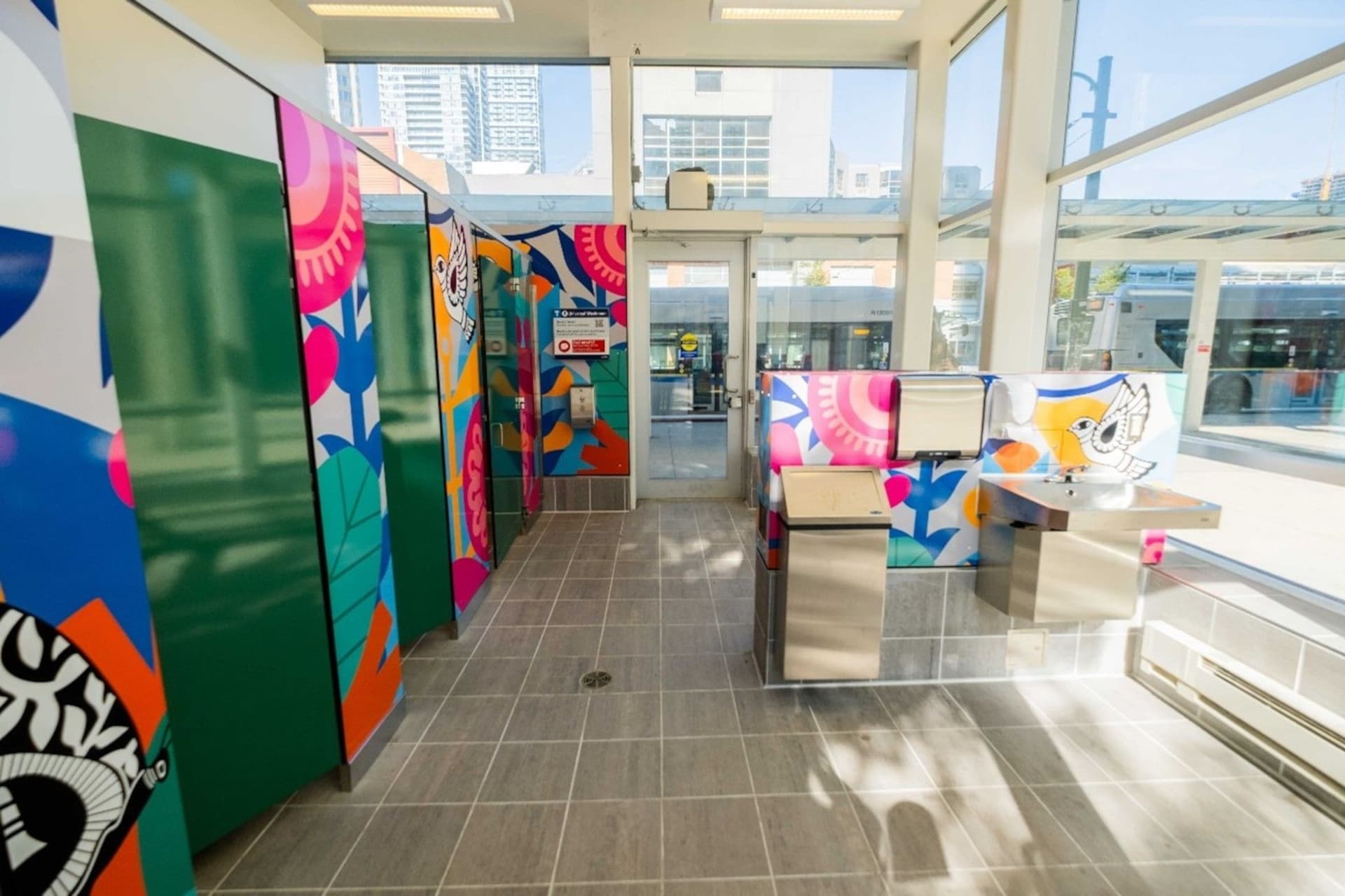 밴쿠버 스카이트레인 역사상 첫 공중화장실이 Metrotown Station에 문을 열었어요!-이미지