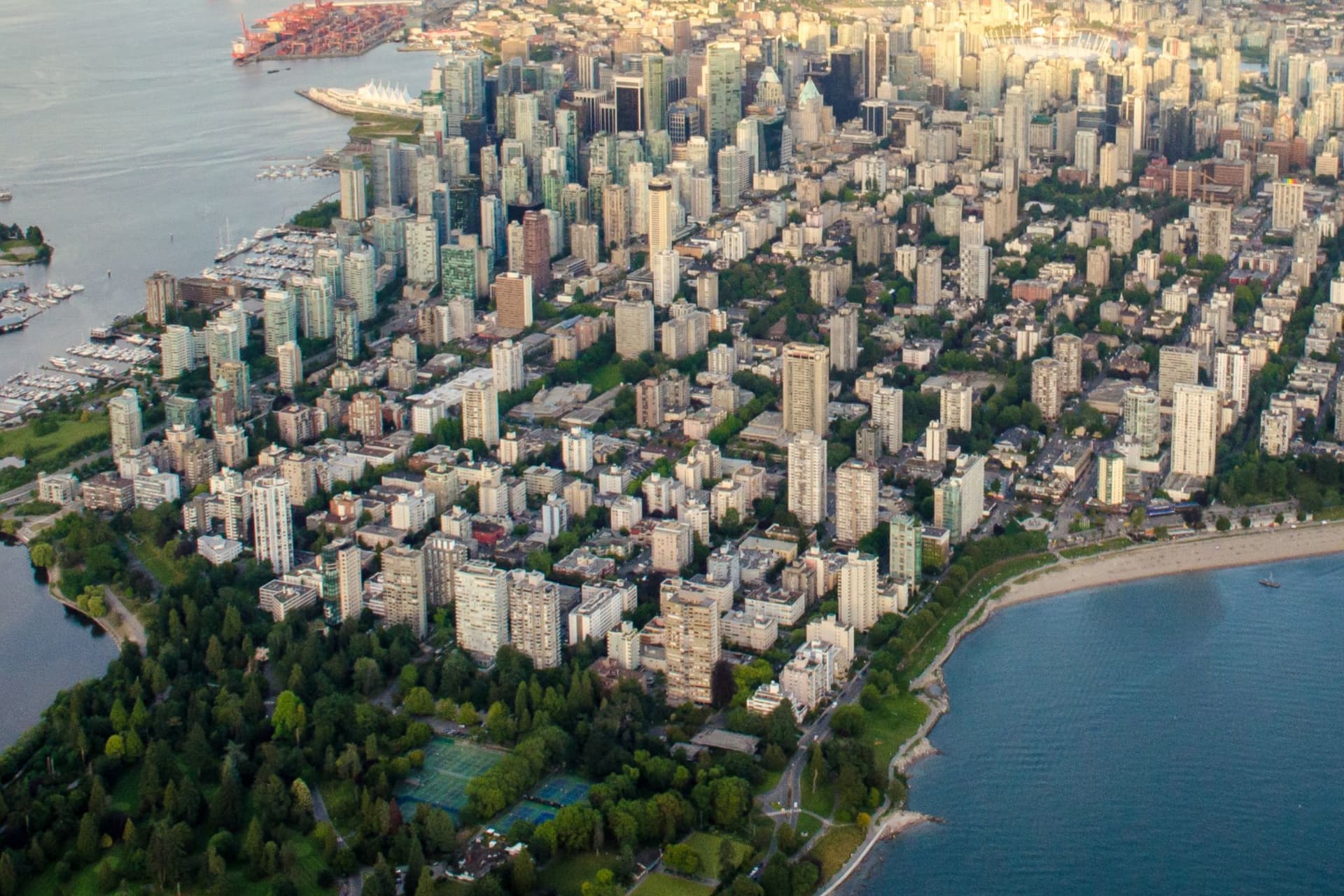 https://display.dailyhive.com/uploads/2025/09/vancouver-helicopter.jpg