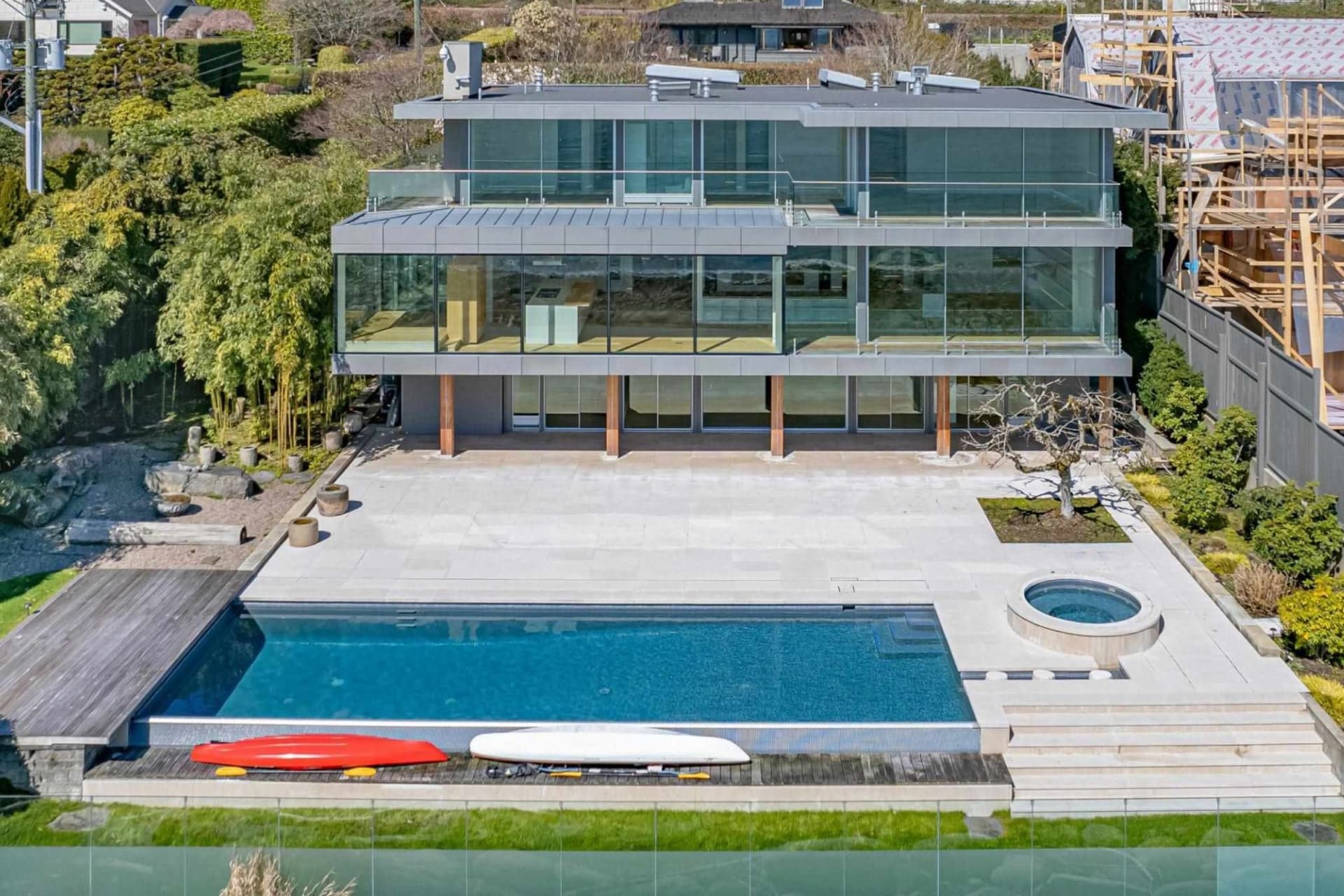 밴쿠버 워터프론트 맨션, 예상 가격보다 훨씬 낮게 팔려-이미지