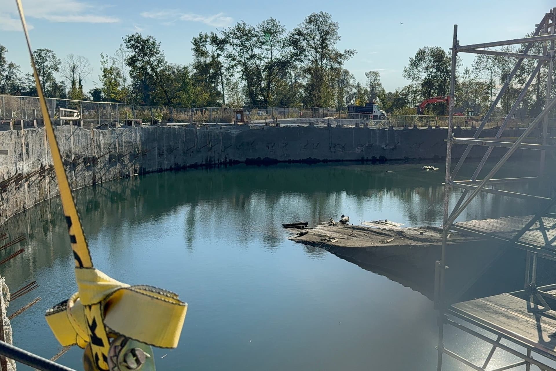 밴쿠버 River District, 개발 취소로 '호수'가 된 건설 현장에 주민들 우려-이미지