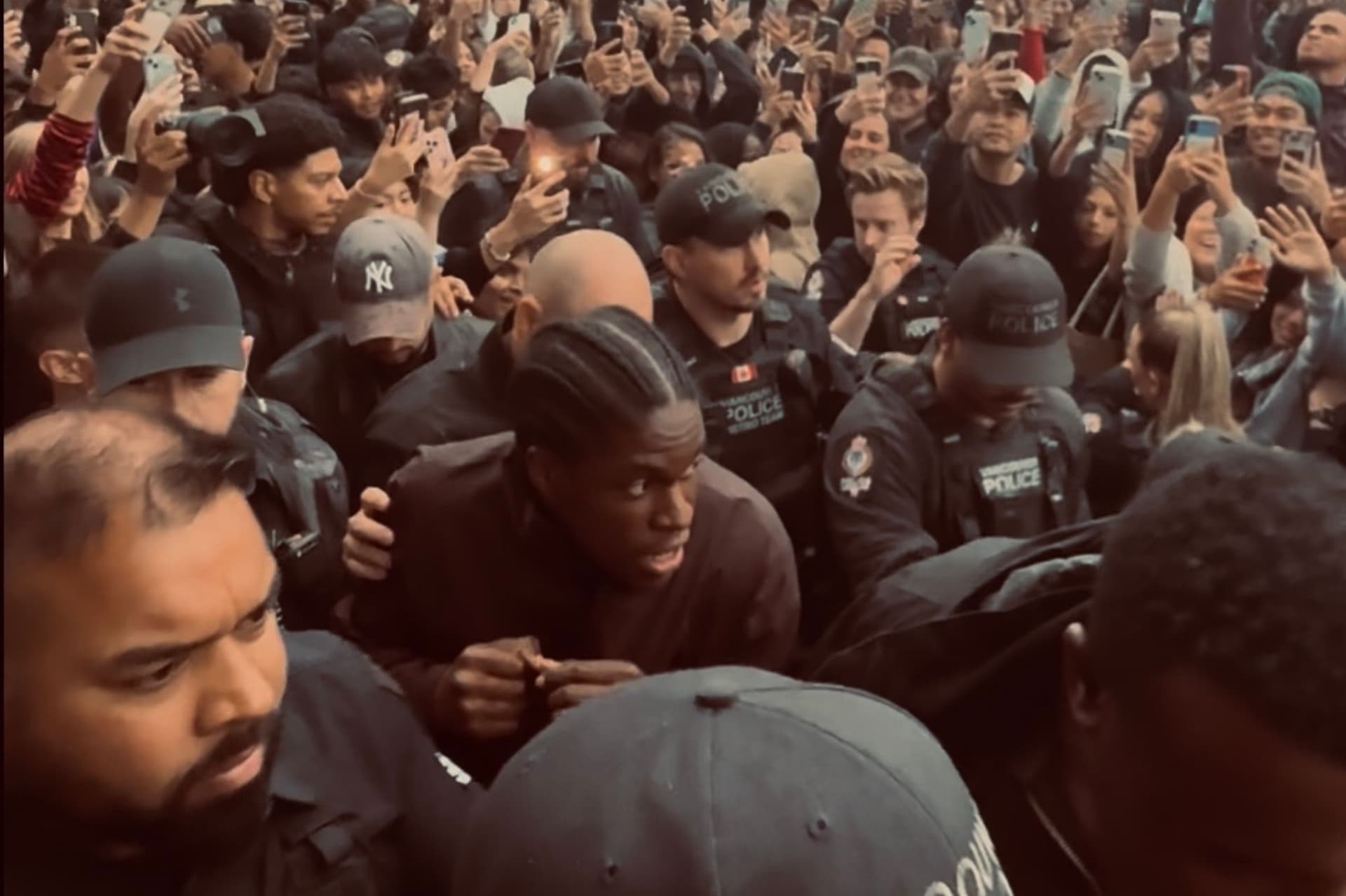 밴쿠버, Daniel Caesar 깜짝 콘서트로 교통 대혼란 발생-이미지