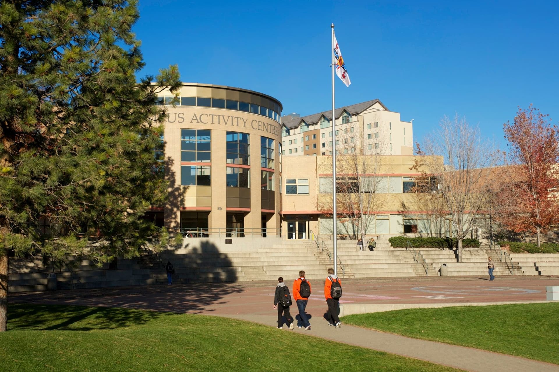 B.C. 대학, 국제 학생 감소로 수십 명 해고 준비 중-이미지