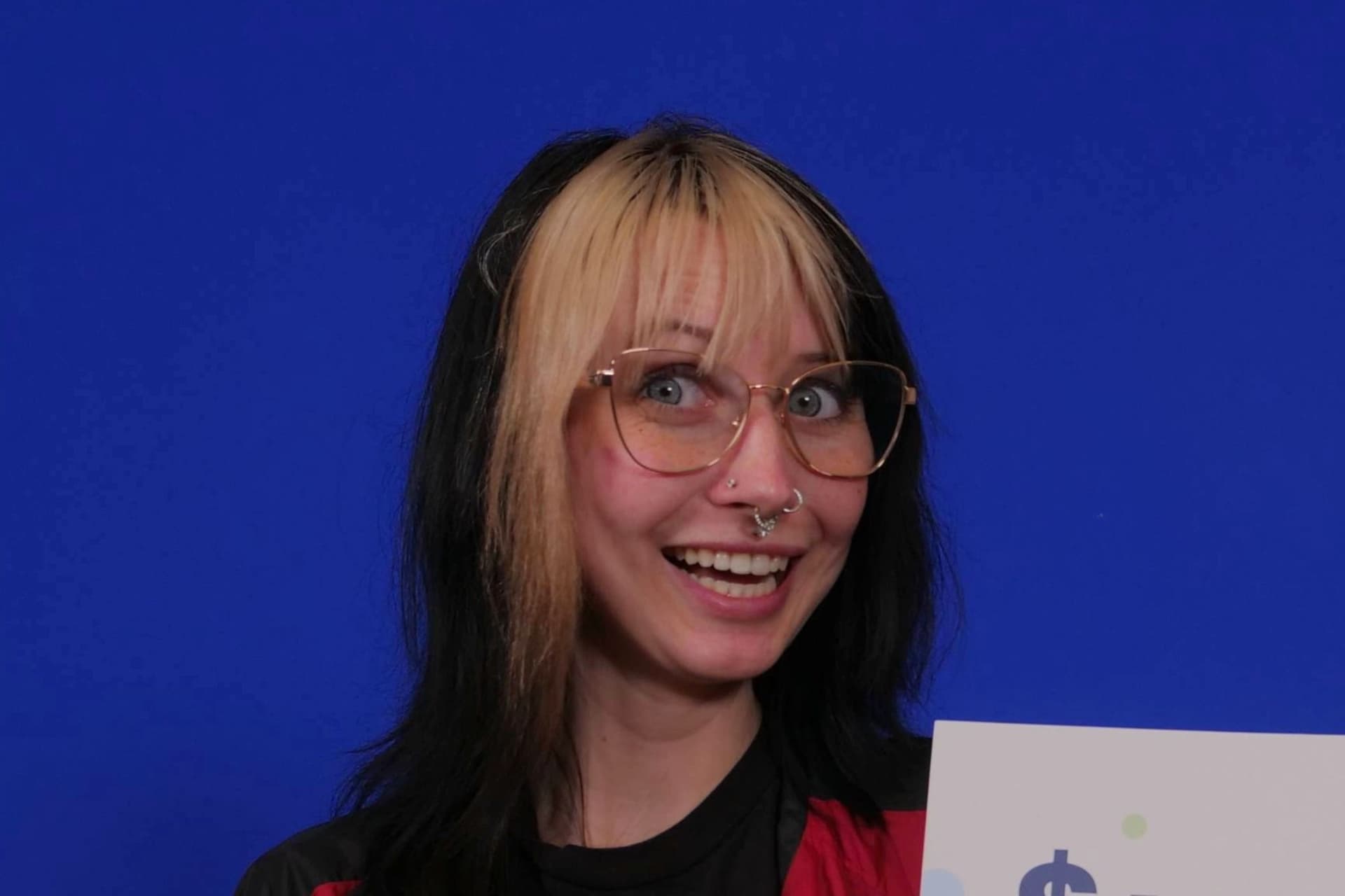 동료 덕에 행운이 터진 27세 캐나다인, 로또 100만 달러 당첨!-이미지