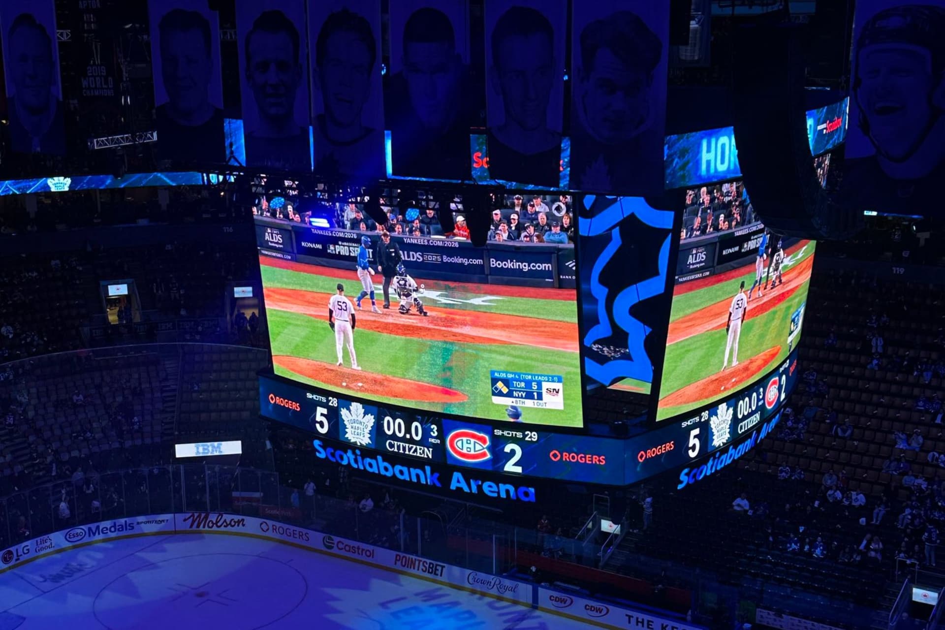 Toronto Maple Leafs, 홈 개막전에서 Blue Jays 관전 파티로 팬들 사로잡아-이미지
