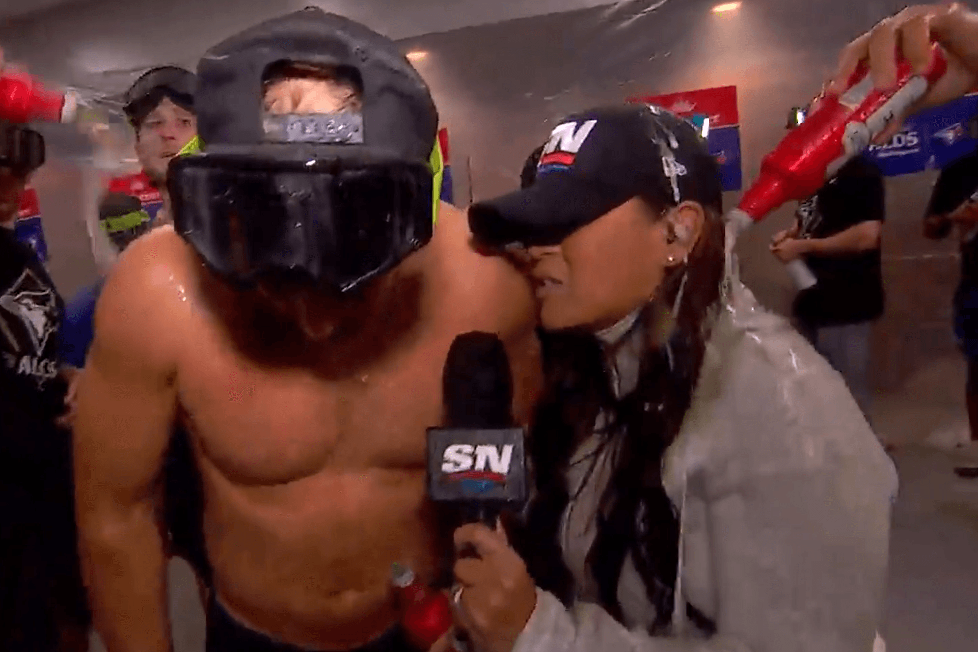 Hazel Mae, 토론토 블루제이스 샴페인 축제 속에서 빛난 프로페셔널리즘-이미지