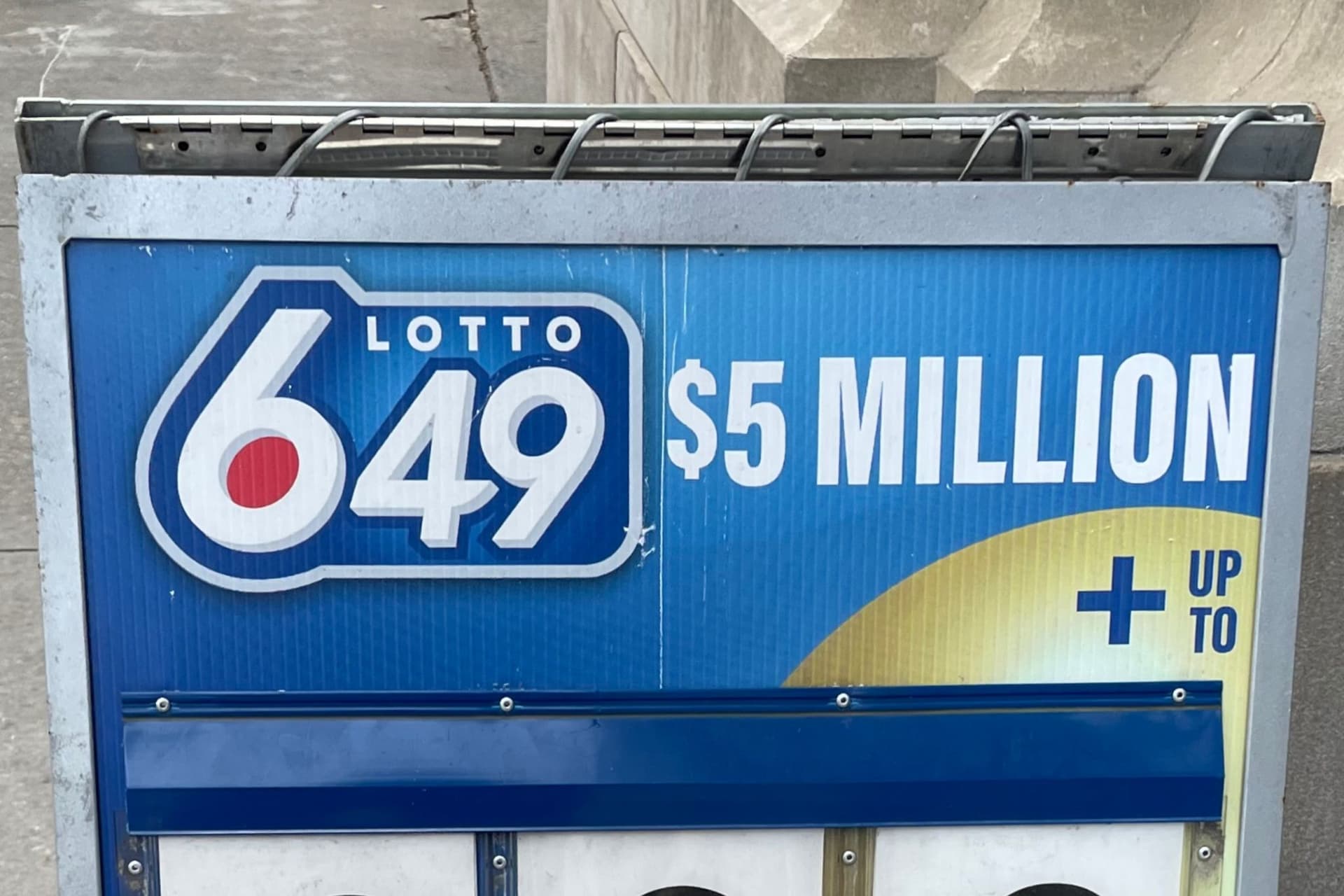 캐나다 복권 대박 터졌다! 3명이 500만 달러 나눠 갖는다-이미지