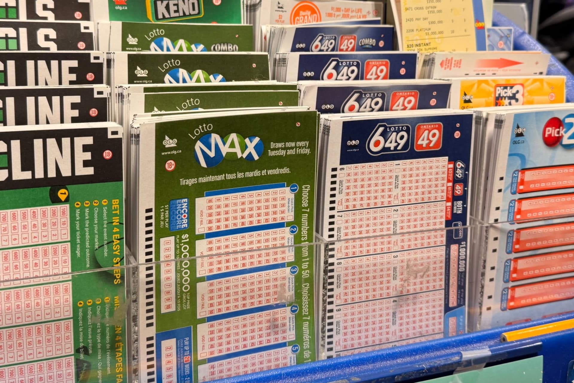 단돈 $3 복권으로 100만 달러의 행운을 잡은 캐나다인-이미지