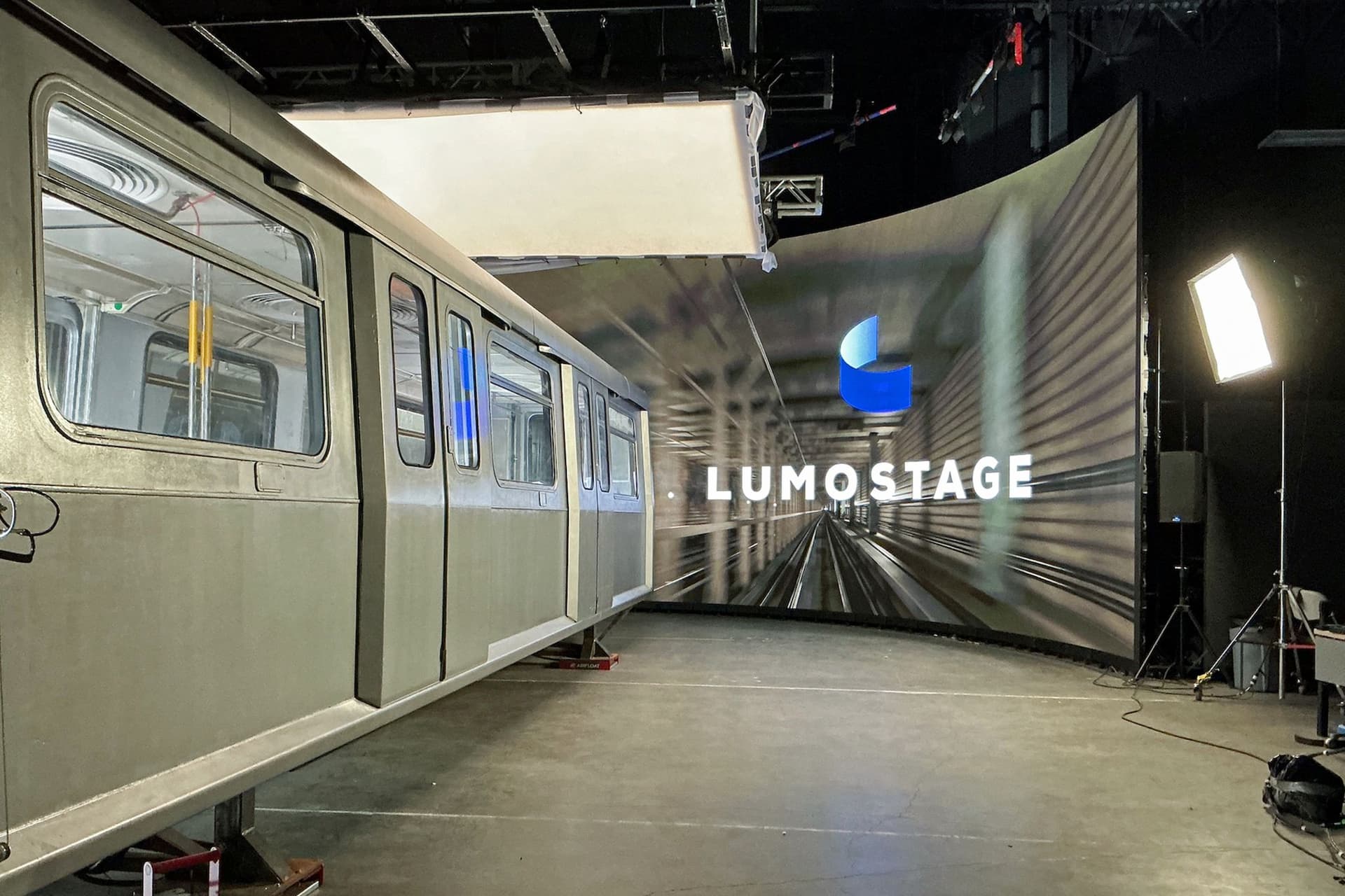 은퇴한 SkyTrain Mark I 차량, 캐나다 최초 영화 세트로 변신!-이미지