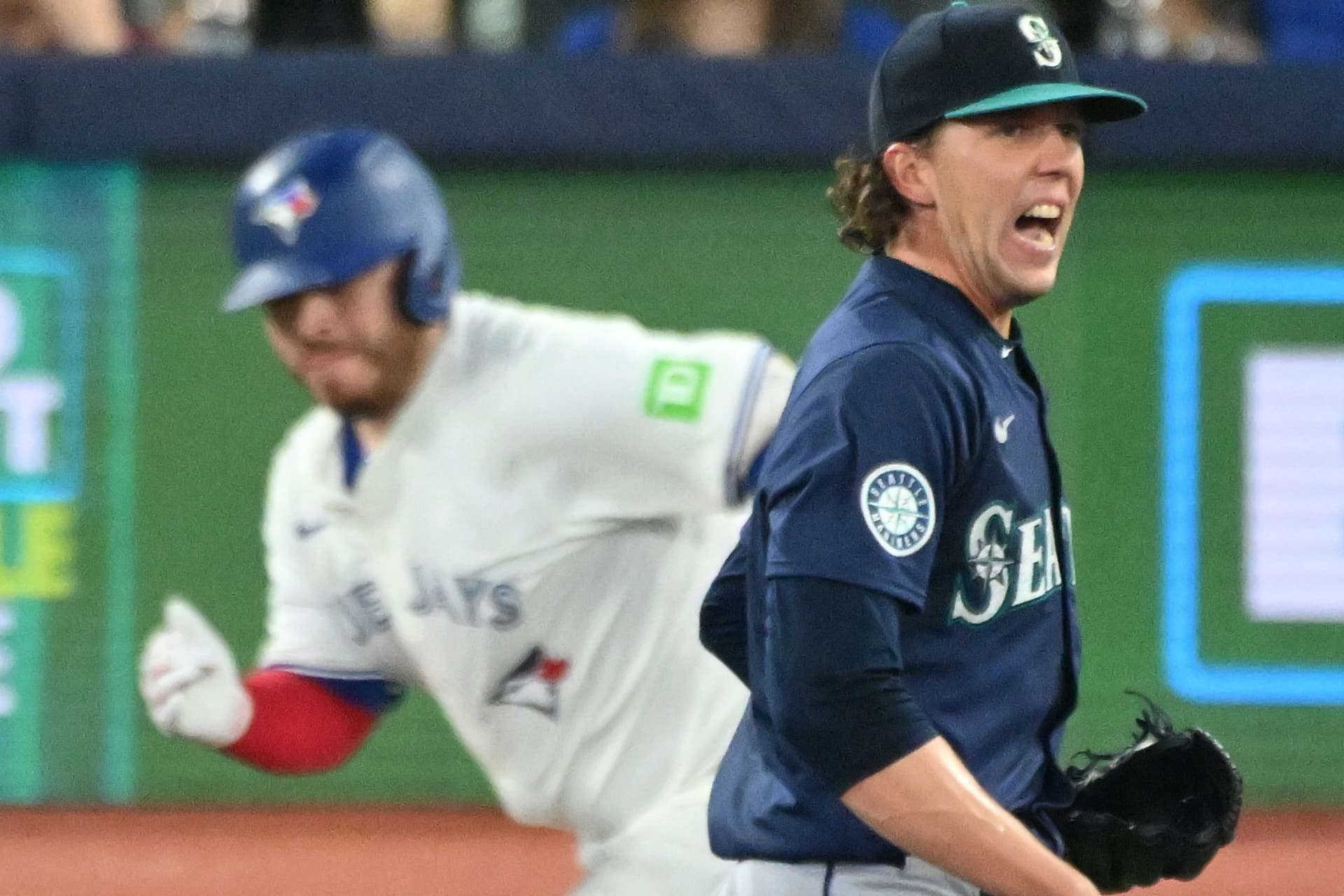 밴쿠버 야구 팬들의 고민, Blue Jays vs. Mariners ALCS에서 불붙다-이미지