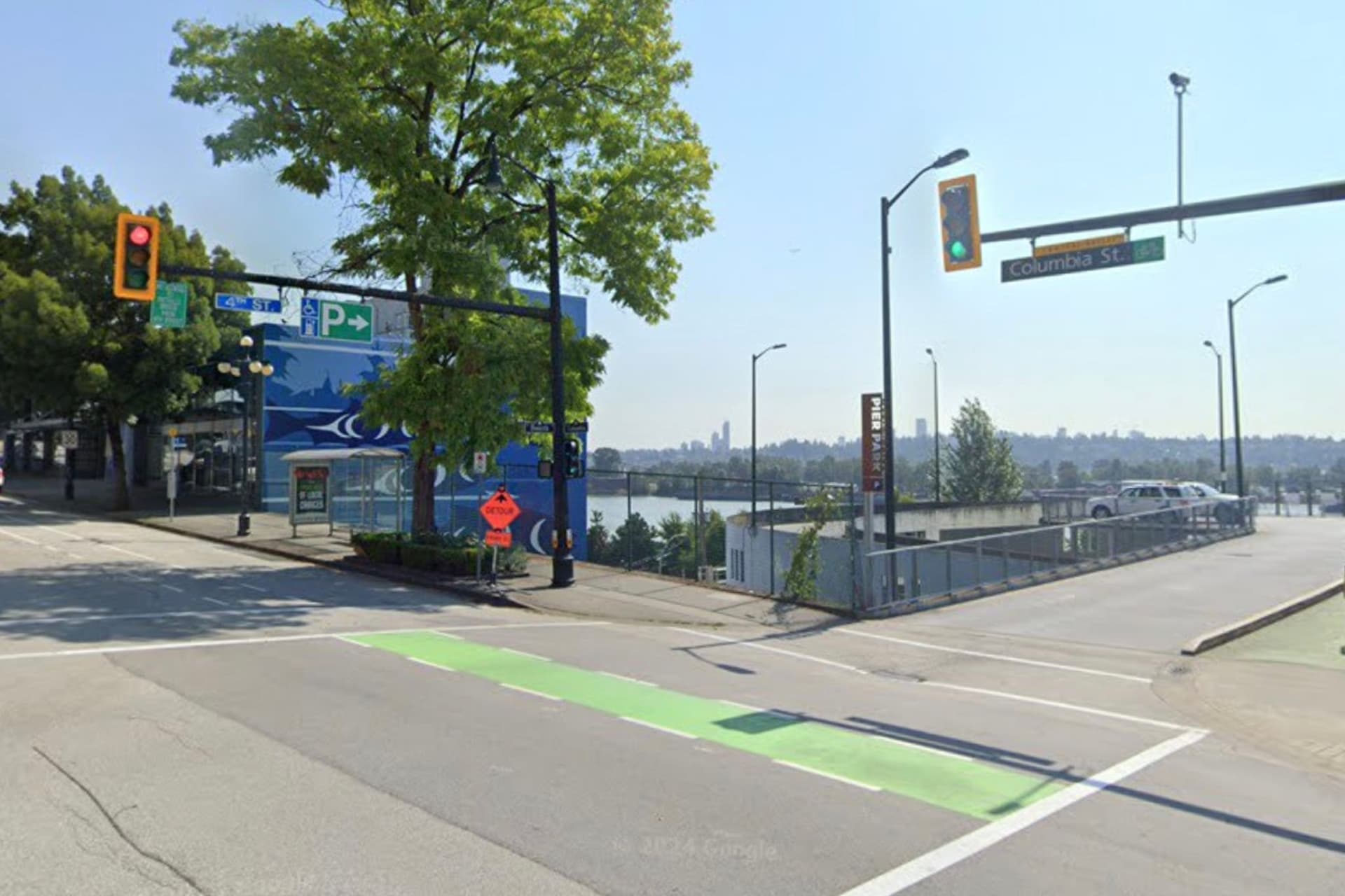 밤거리에서 벌어진 낯선 칼부림 사건, New Westminster 경찰이 용의자 수색 중-이미지