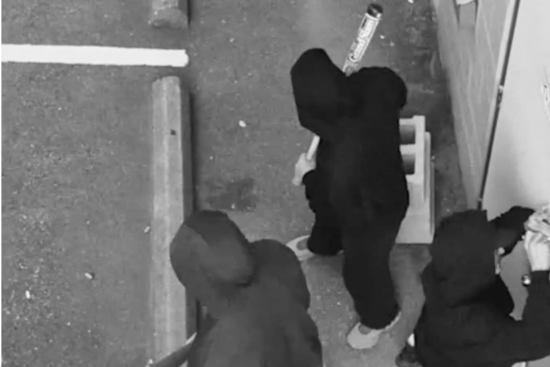 North Vancouver 의류 매장, 광고 캠페인으로 가짜 침입 사건 연출-이미지