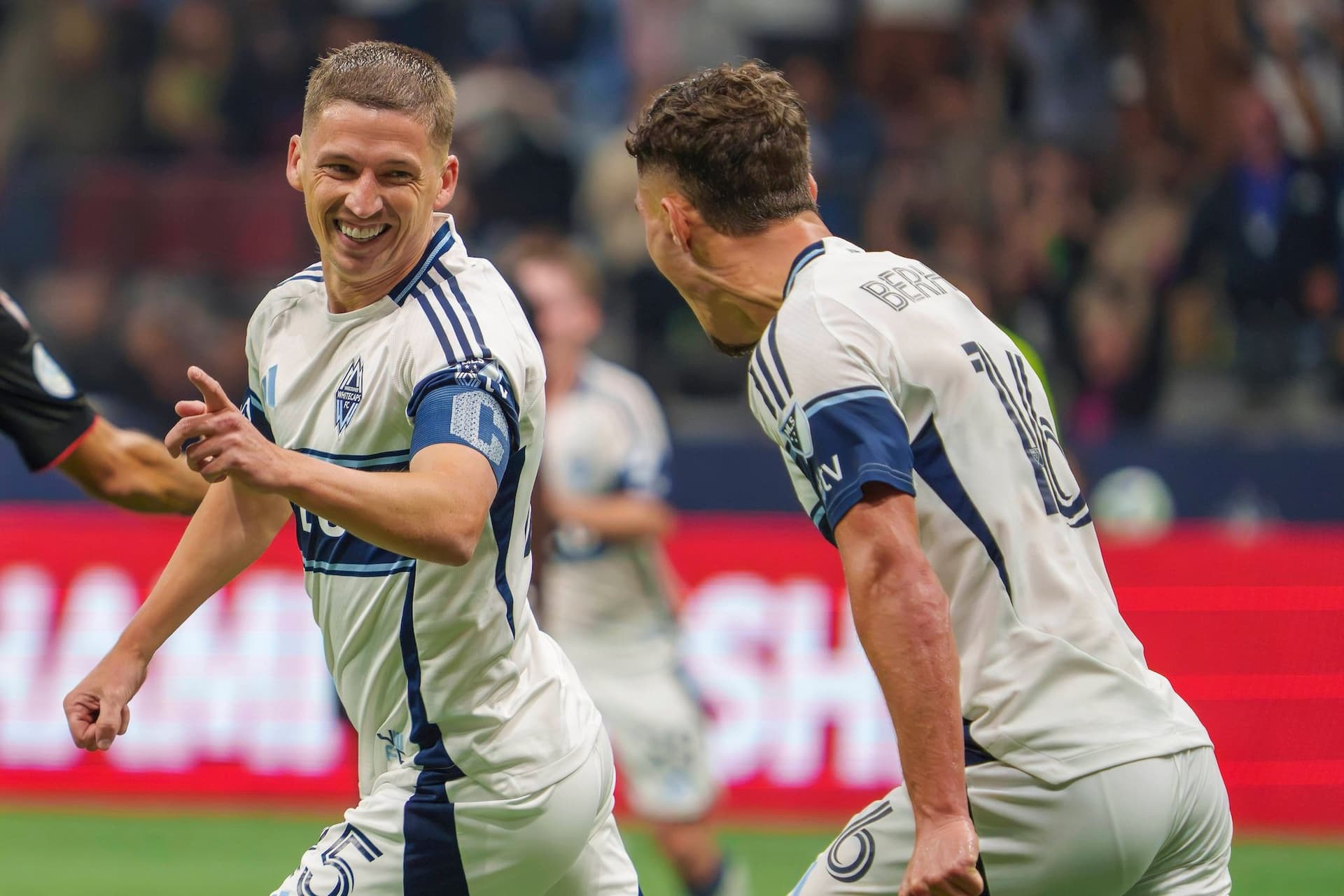 밴쿠버 팬들의 뜨거운 환영, Ryan Gauld의 감동적인 복귀전-이미지