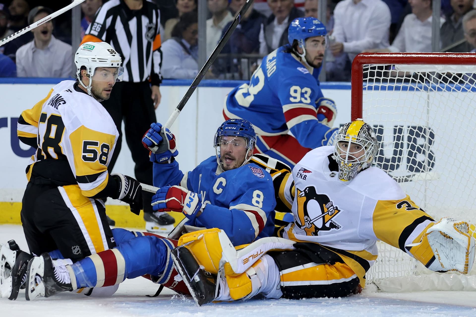 Arturs Silovs, 이적 후 첫 경기에서 쇼트아웃 기록하며 새로운 시작을 화려하게 장식-이미지