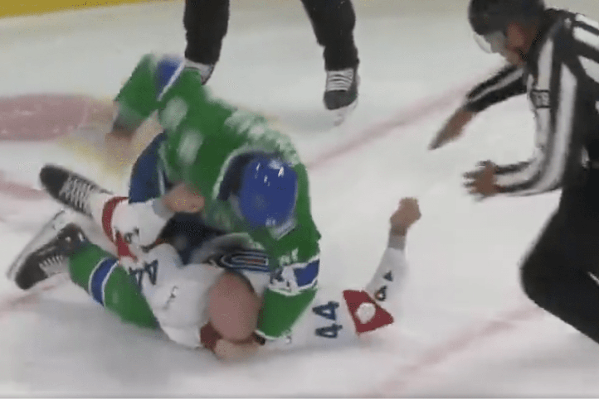 밴쿠버 캐넉스 마이너리거, 충격적인 사고로 경기에서 퇴장당하다-이미지