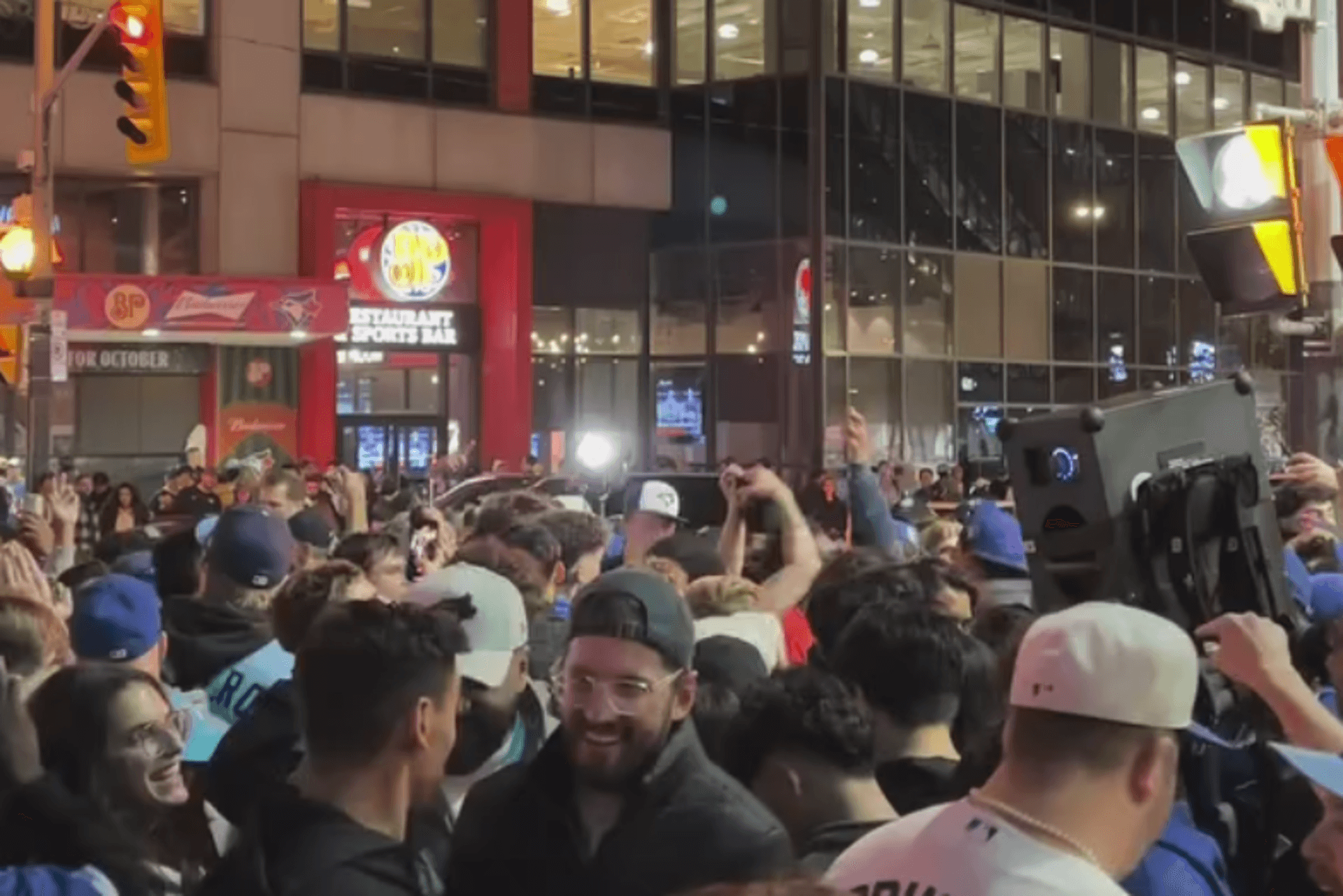 32년 만의 기적! Toronto Blue Jays, 월드 시리즈 진출로 도시가 들썩-이미지