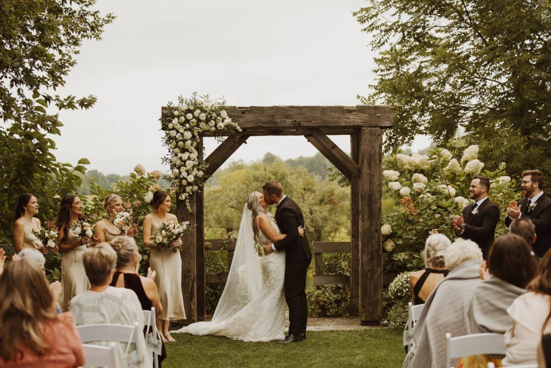 Ontario 커플들이 경험한 Century Barn Weddings, 왜 이렇게 인기 있을까?-이미지