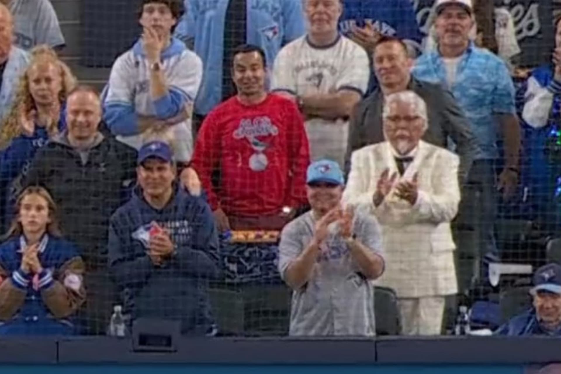 토론토 블루제이스 홈플레이트 뒤에 나타난 커넬 샌더스의 놀라운 비하인드-이미지