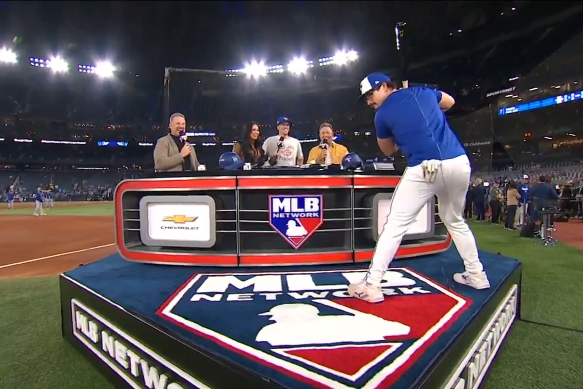 Toronto Blue Jays의 Davis Schneider, 타격 흉내로 웃음 폭탄 터뜨려-이미지