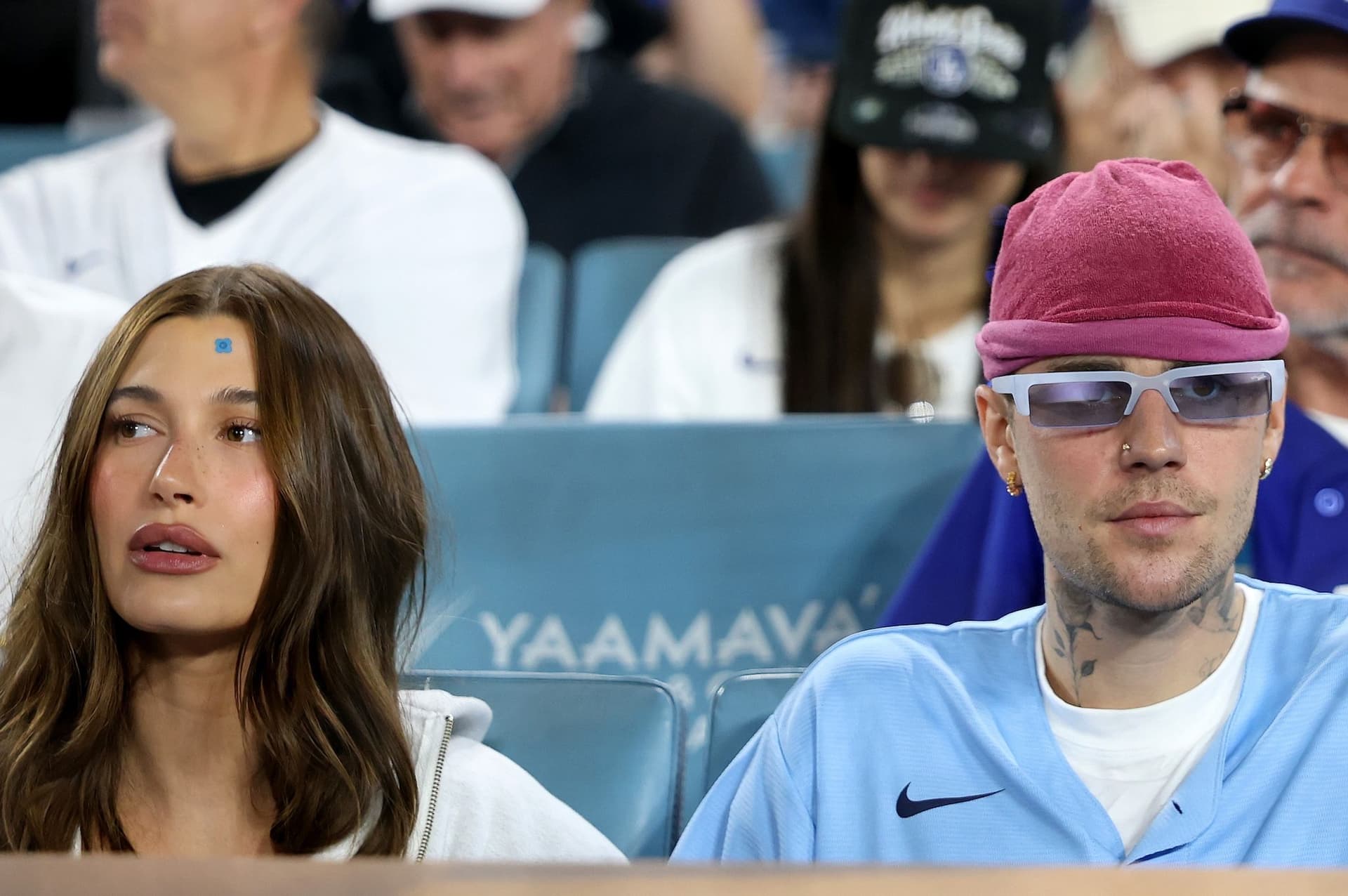 저스틴과 헤일리 비버, 월드 시리즈에서 블루제이스 응원하며 깜짝 등장!-이미지