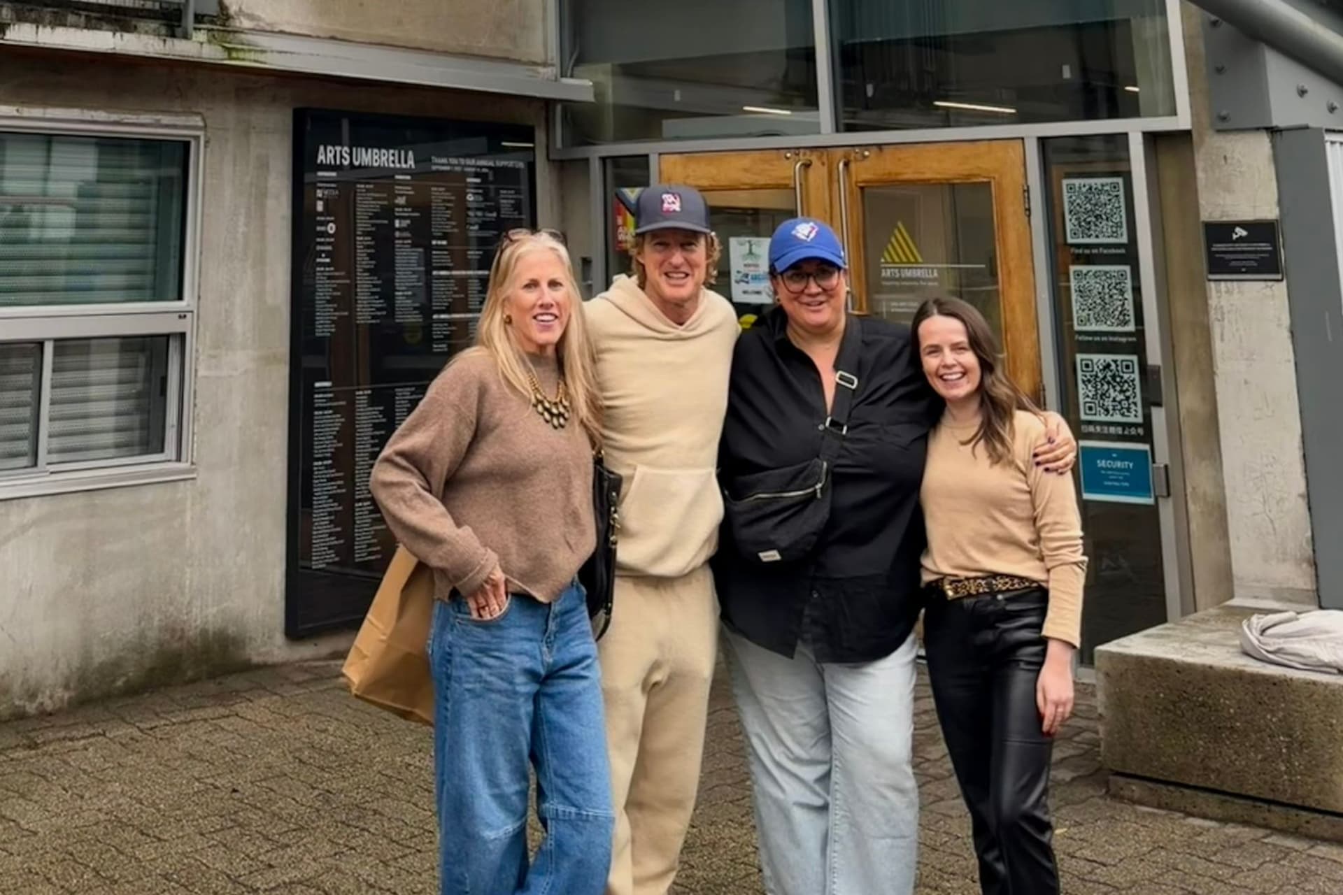 밴쿠버에서 또 발견된 오언 윌슨, 그란빌 아일랜드 예술 학교 방문 화제-이미지