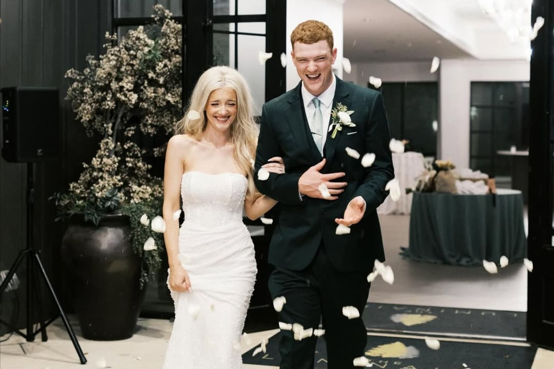 Toronto Blue Jays 신인 투수, 고등학교 연인과 결혼으로 행복한 한 해 마무리-이미지