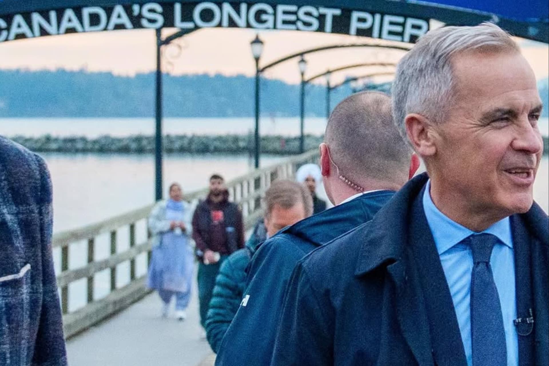 Mark Carney 총리, '아이코닉' White Rock Pier에서 주민들과 만나다-이미지