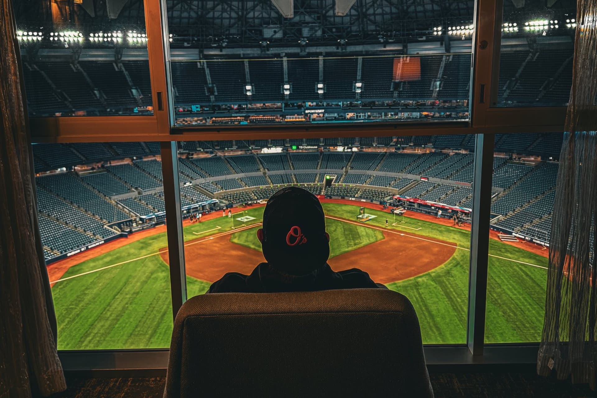 MLB 선수가 토론토 블루제이스 개막전 전에 호텔 방으로 공을 던져 화제!-이미지