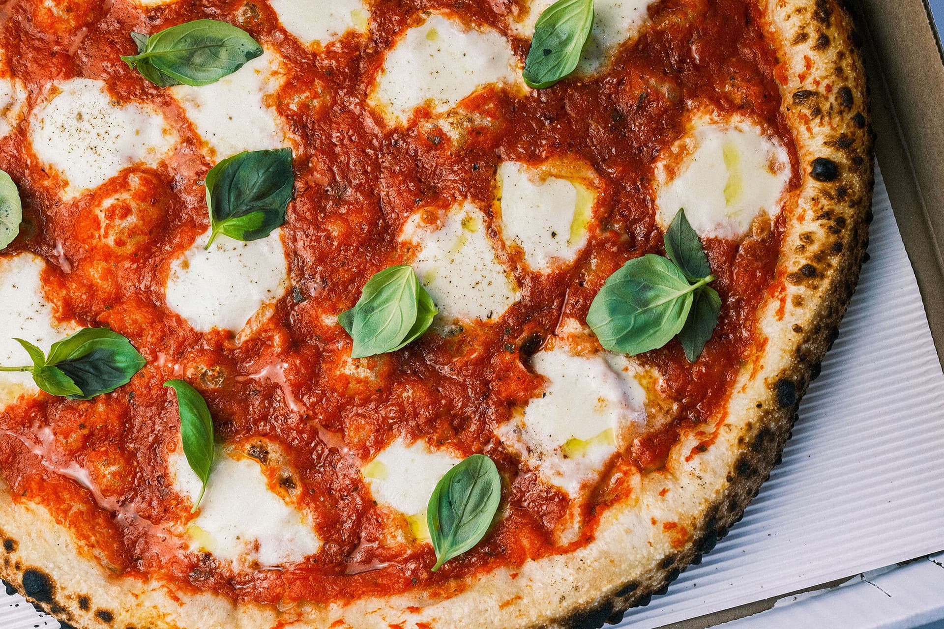 토론토에서 4월 1일, Skip과 Maker Pizza가 무료로 대형 마르게리타 피자를 제공한다!-이미지