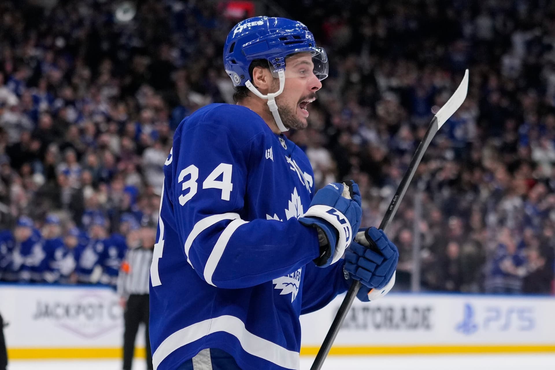 https://images.dailyhive.com/20250420203904/Auston-Matthews-Leafs.jpg